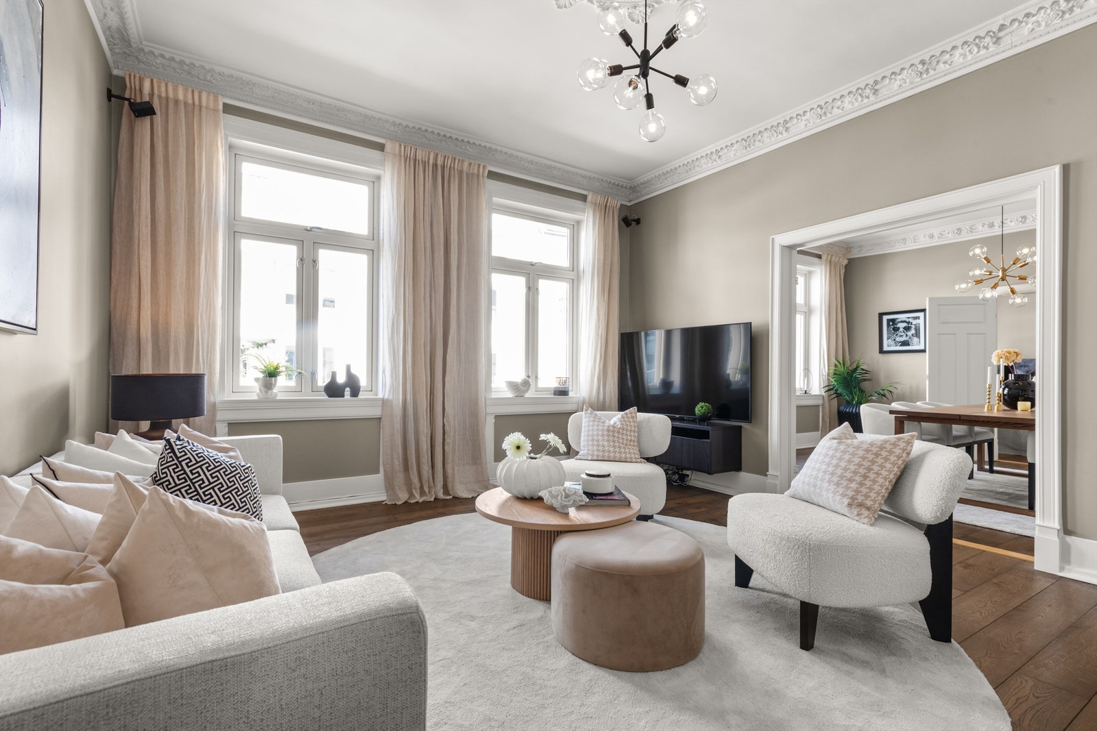 De store vindusflatene slipper inn rikelig med lysinnslipp og skaper en åpen og luftig romfølelse. Galleribilde