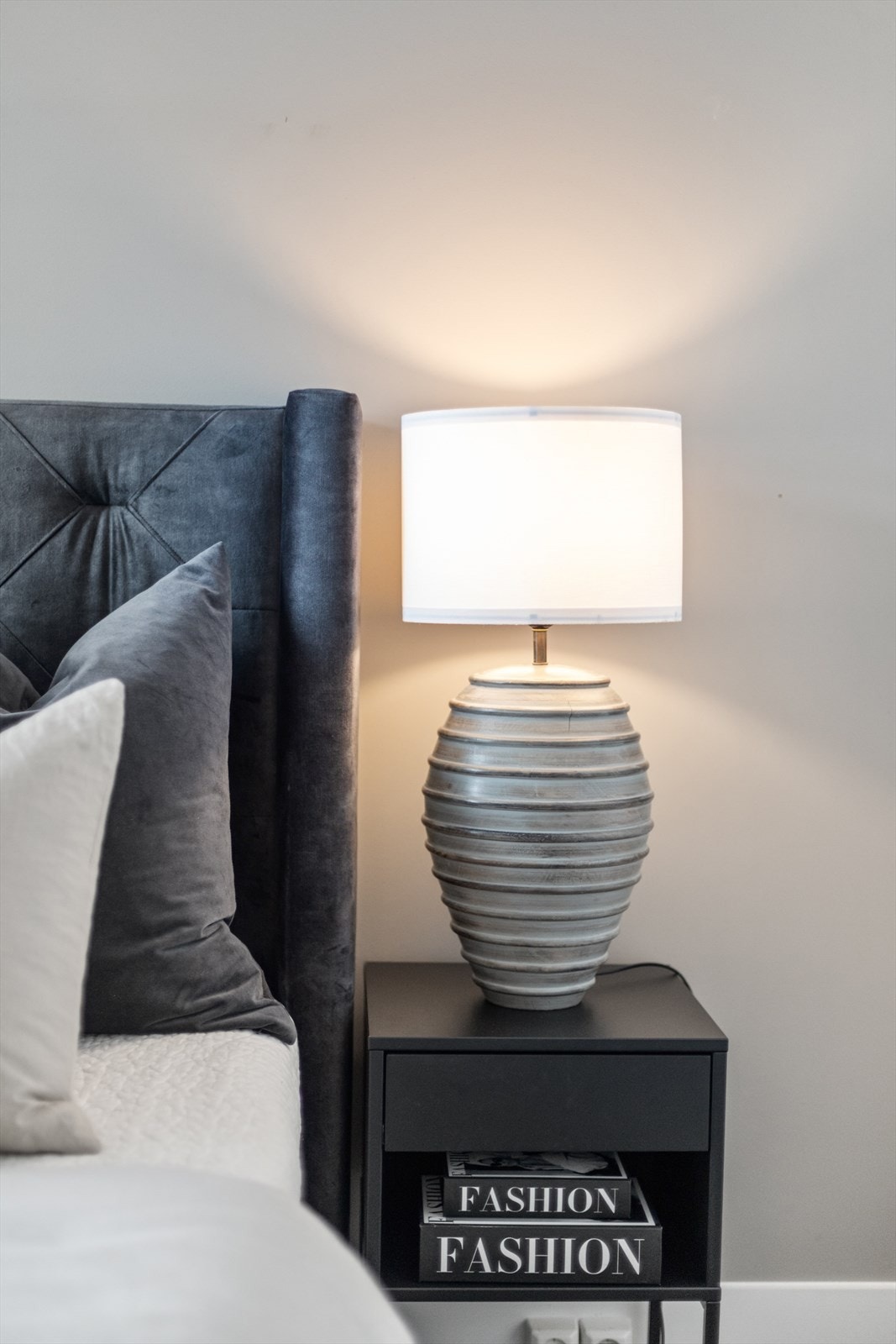 Rommet er malt i en delikat nyanse som inviterer til en god natts søvn. Galleribilde