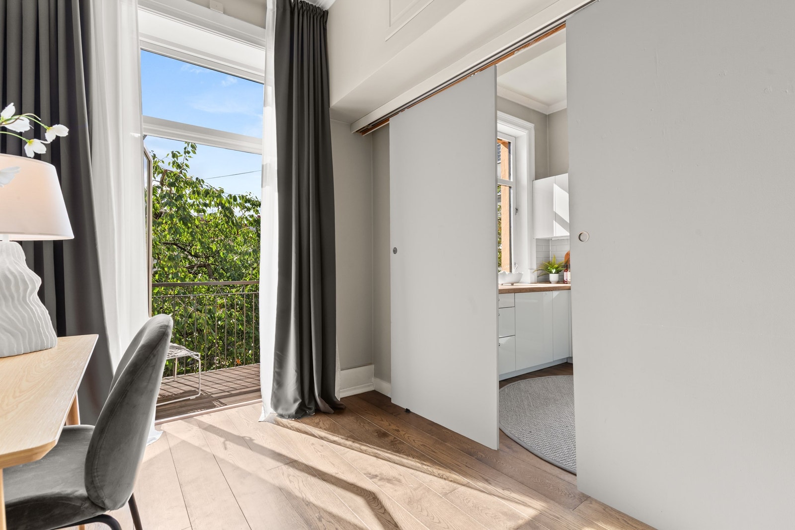 Soverommet kan lett deles inn med skyvedører, noe som gjør det fleksibelt i bruk - perfekt som kontor, barnerom eller gjesterom! Galleribilde