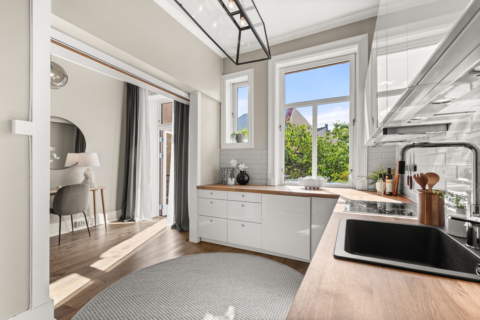 Det er rikelig med oppbevaringsplass i både skuffer og skap, og den store benkeplassen gjør det enkelt å tilberede gode måltider. Galleribilde