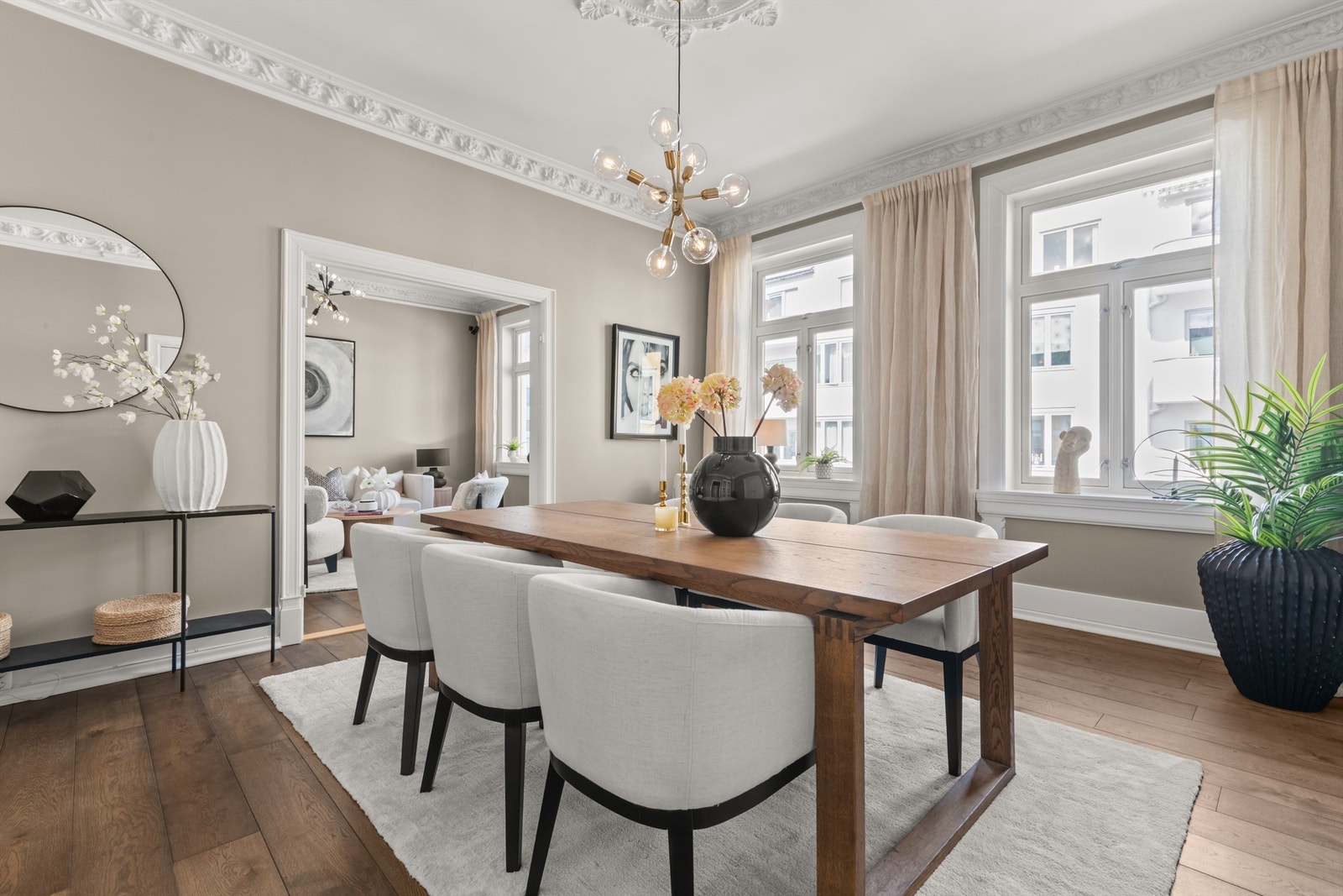 Leiligheten har en svært god planløsning bestående av stue, spisestue, kjøkken, to soverom, bad, vaskerom og en solrik balkong. Galleribilde