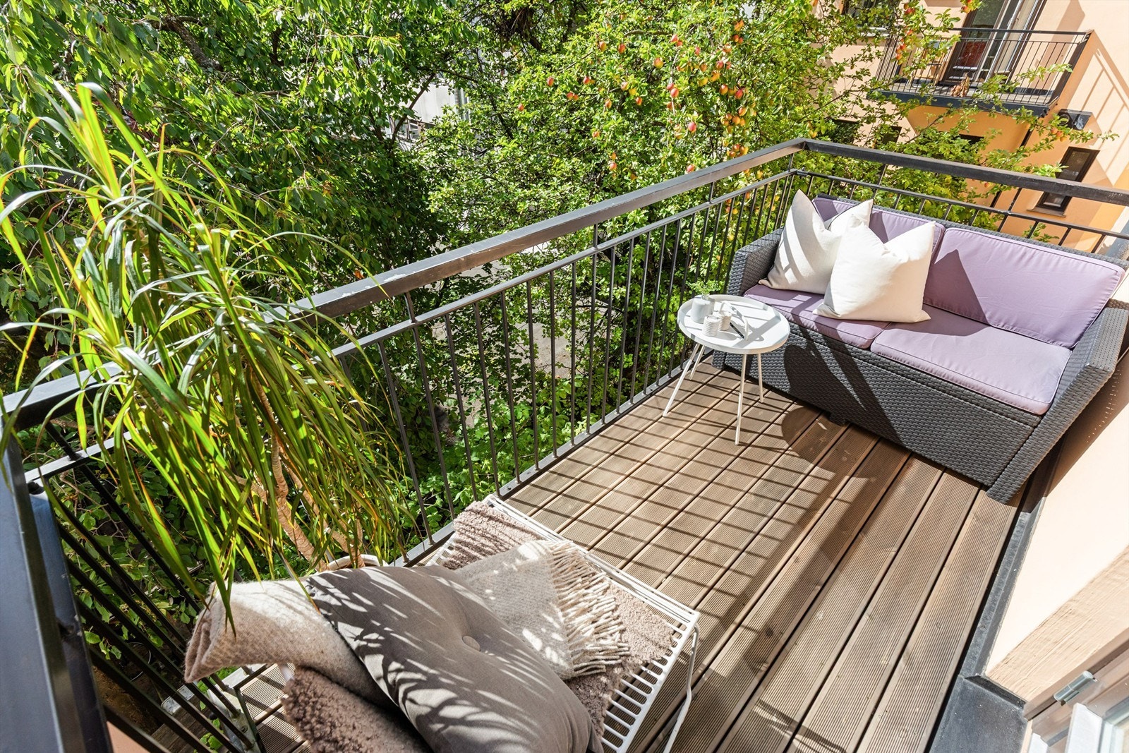 På balkongen kan man ifølge selger nyte solen fra 12/13:00-20:00 på sommerstid. God plass til å møblere med ønsket utemøblement. Galleribilde
