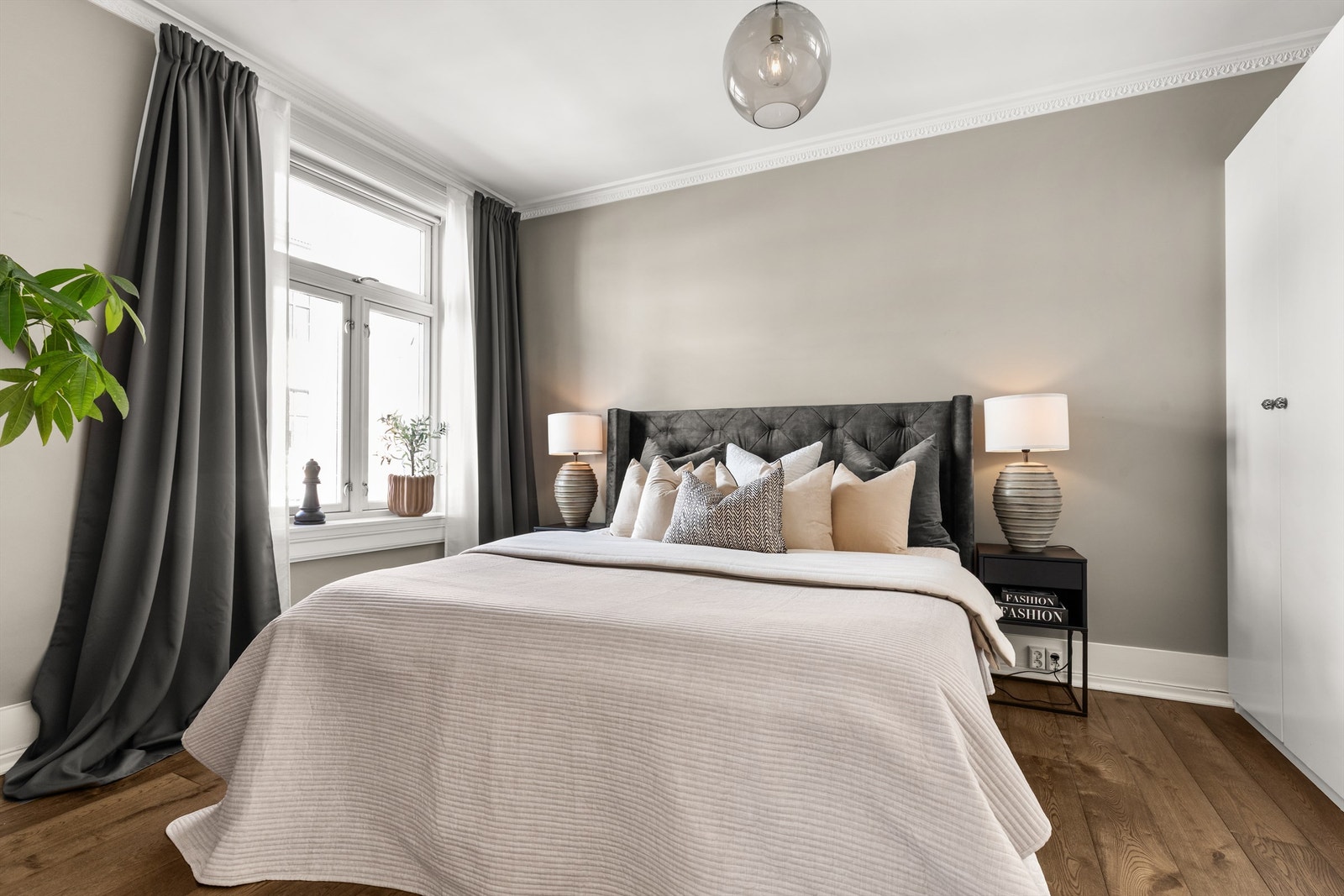 Hovedsoverommet er av god størrelse med plass til dobbeltseng og tilhørende nattbord. Galleribilde