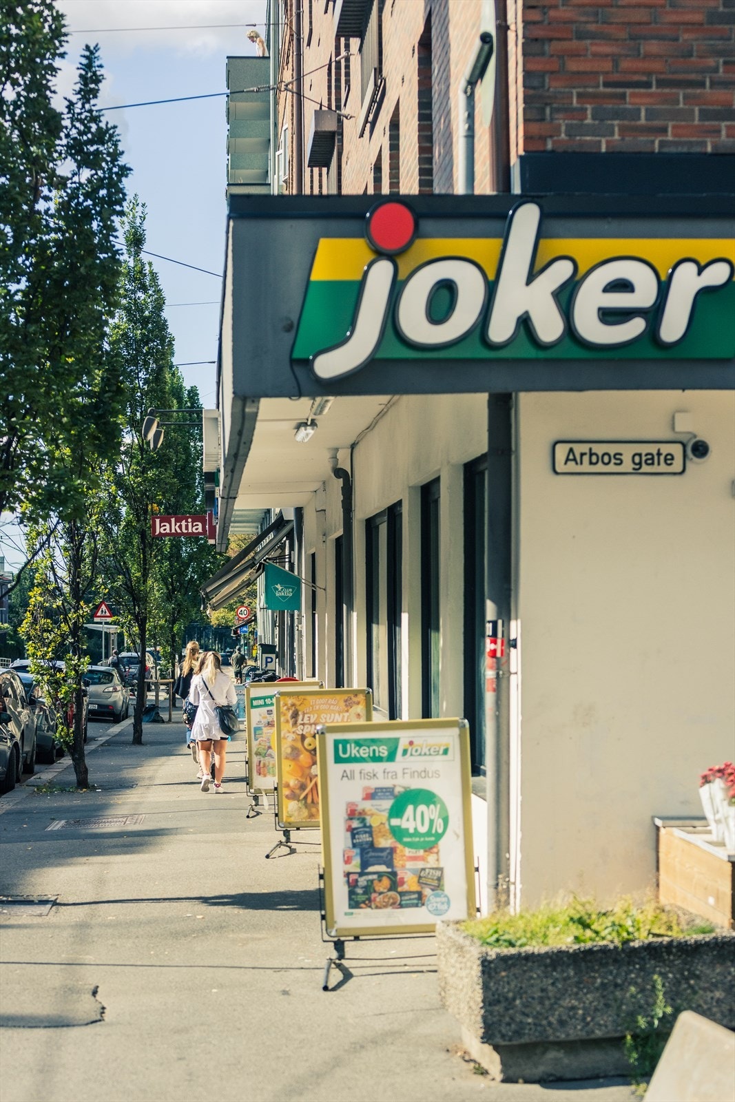 Søndagsåpen Joker like over veien. Galleribilde