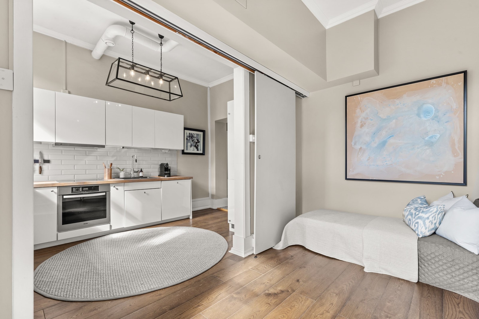 Soverommet er av god størrelse med plass til seng og nattbord. Galleribilde