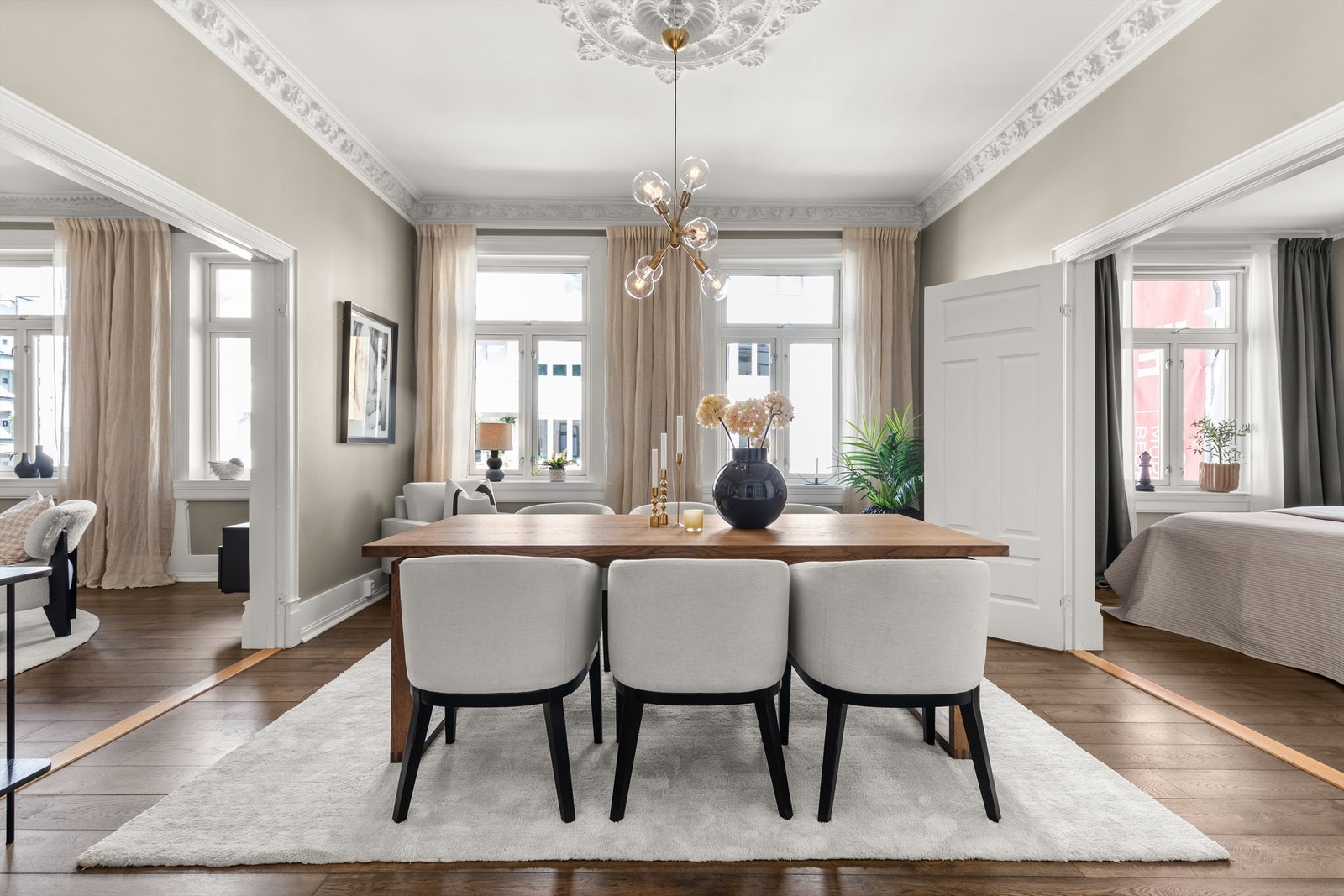 Romslig spisestue med god plass til spisegruppe. Galleribilde