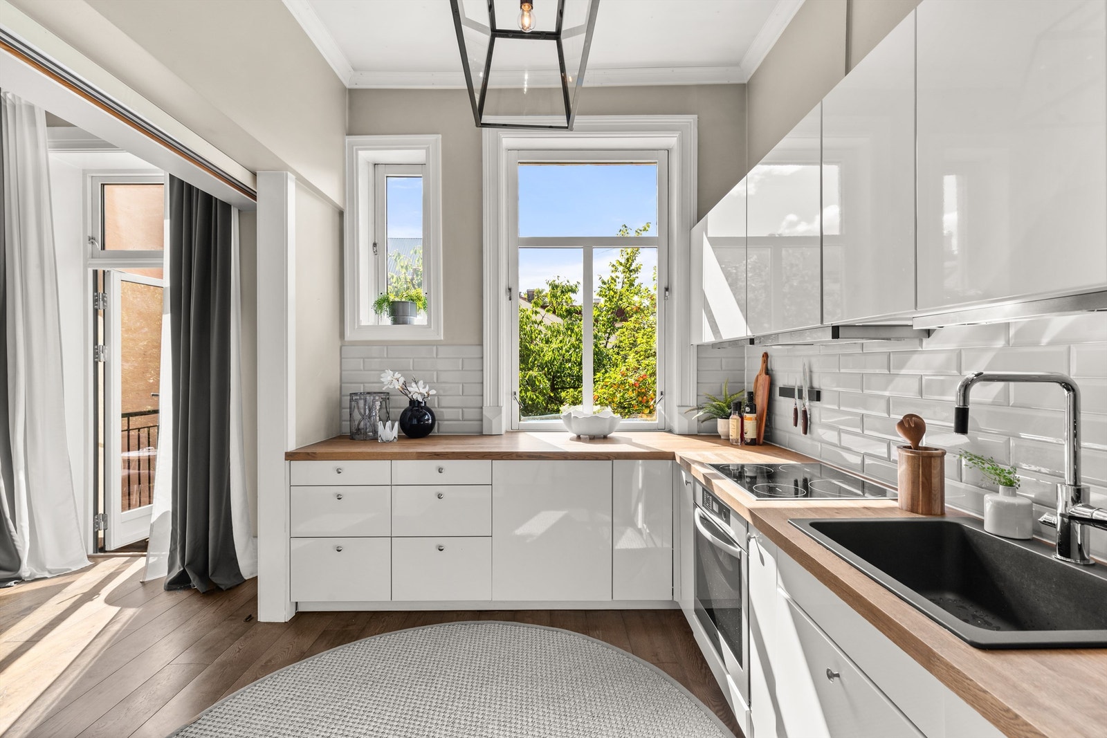 Kjøkkenet er av god størrelse og er holdt i en separat sone for matlagingen. Galleribilde