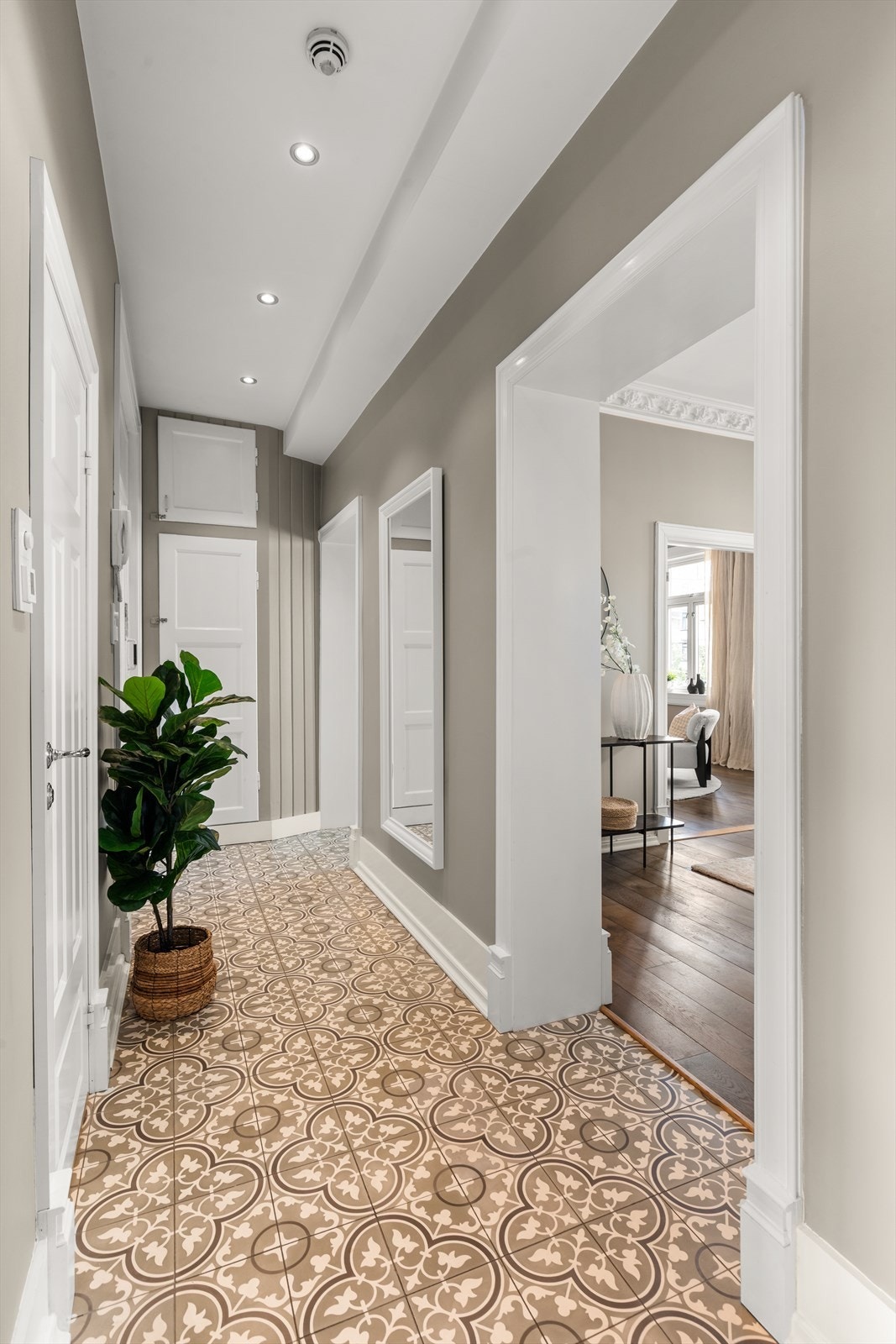 Innbydende entrè med god plass til å henge av seg yttertøy i praktisk, plassbygd skap/kott. Gulvvarme. Velkommen! Galleribilde