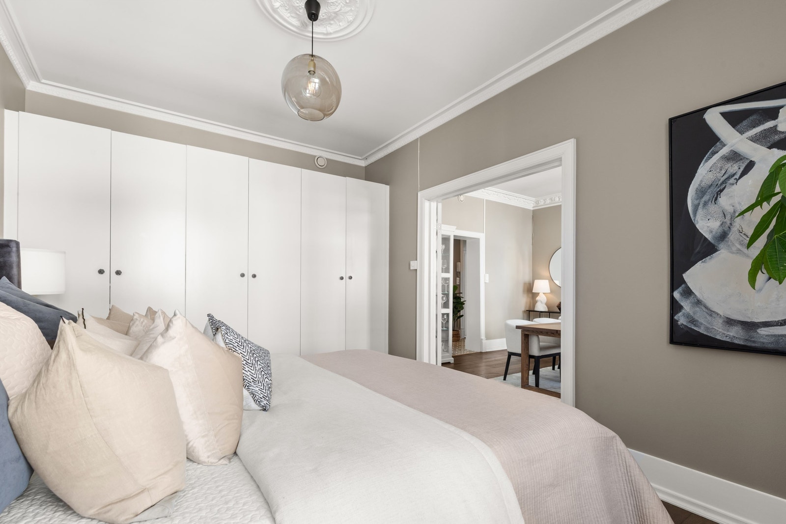 Rikelig med oppbevaringsplass i et romslig garderobeskap. Galleribilde