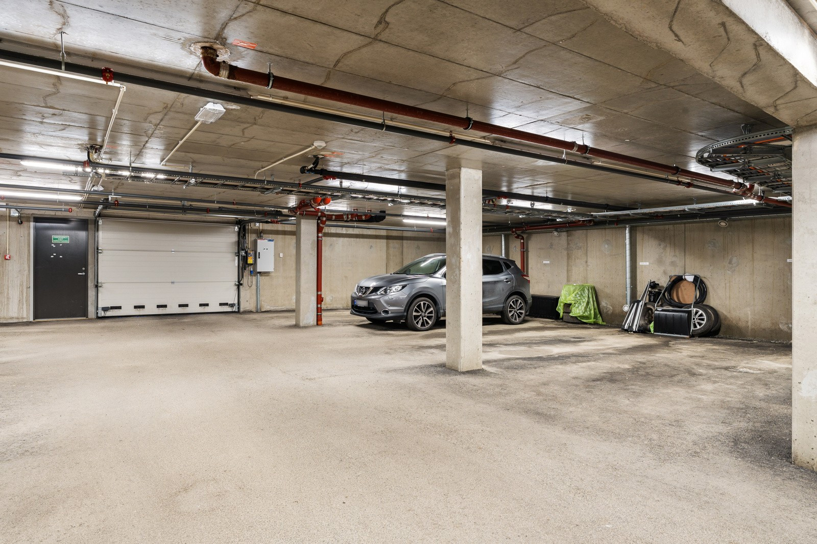 Det medfølger en fast garasjeplass i felles garasjeanlegg. Det er heis fra garasjeanlegget og opp til alle etasjer.