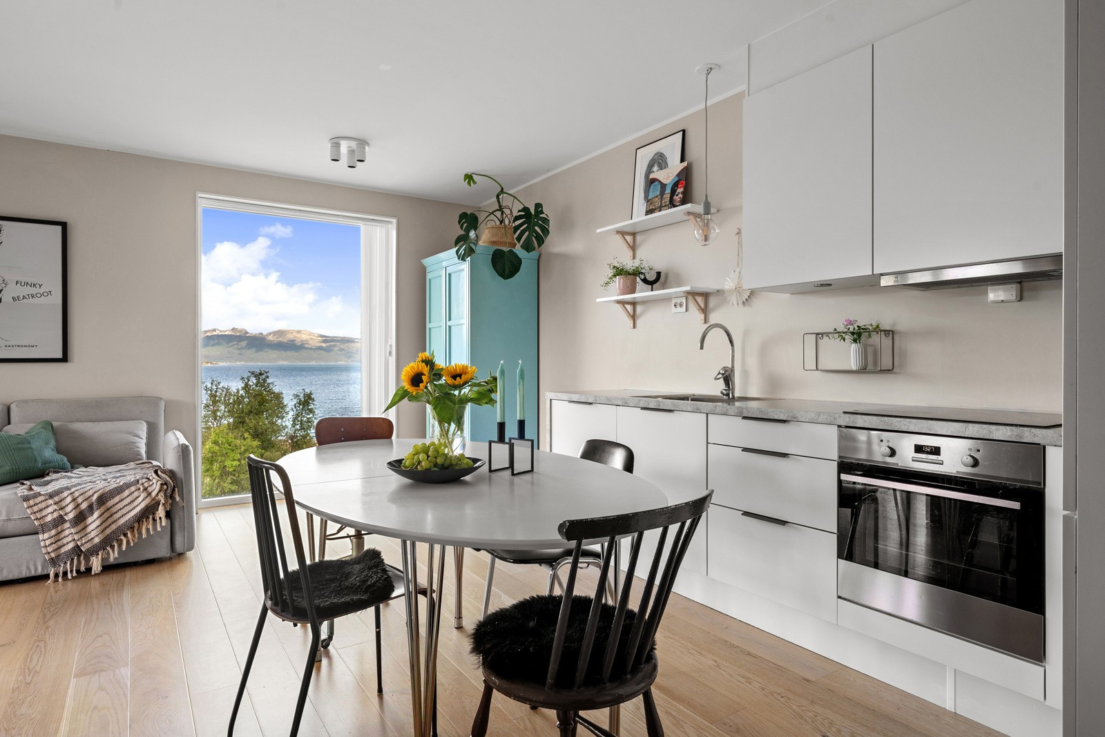 Spiseplassen har sin naturlige plass like ved kjøkkenet. Her er det god plass til langbord, hvor man kan samles til middager med venner og familie.