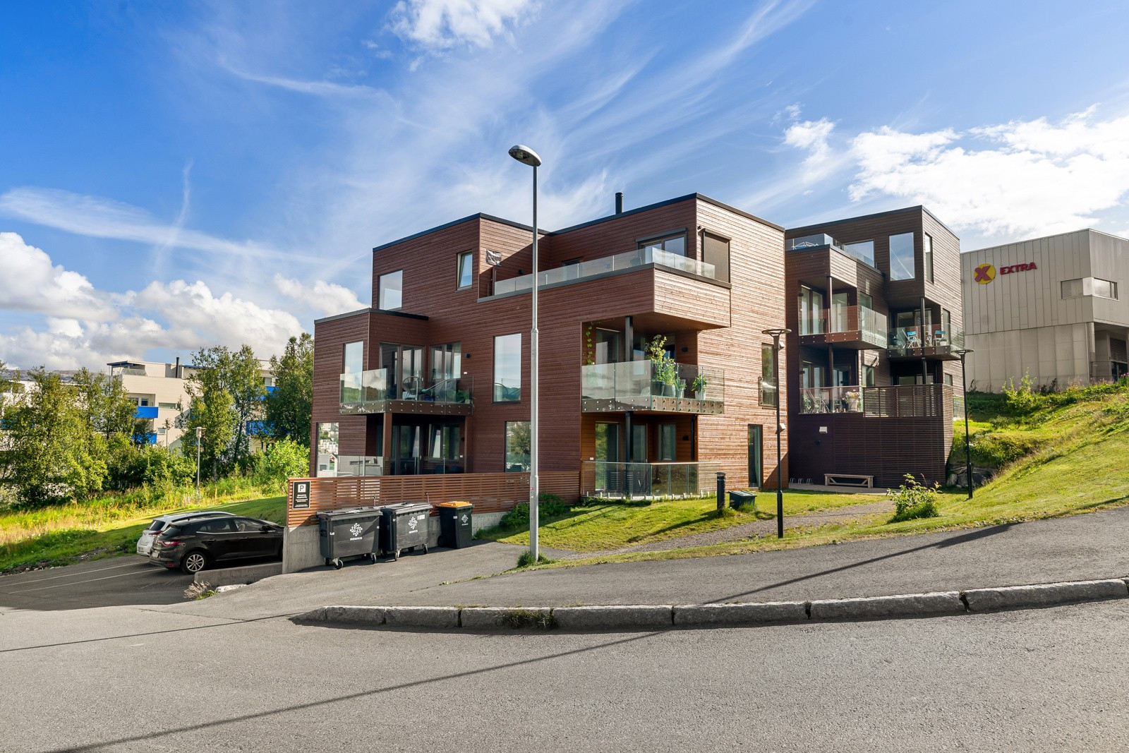 Leiligheten ligger i 2.etasje - i et rolig, solrikt og naturskjønt område!