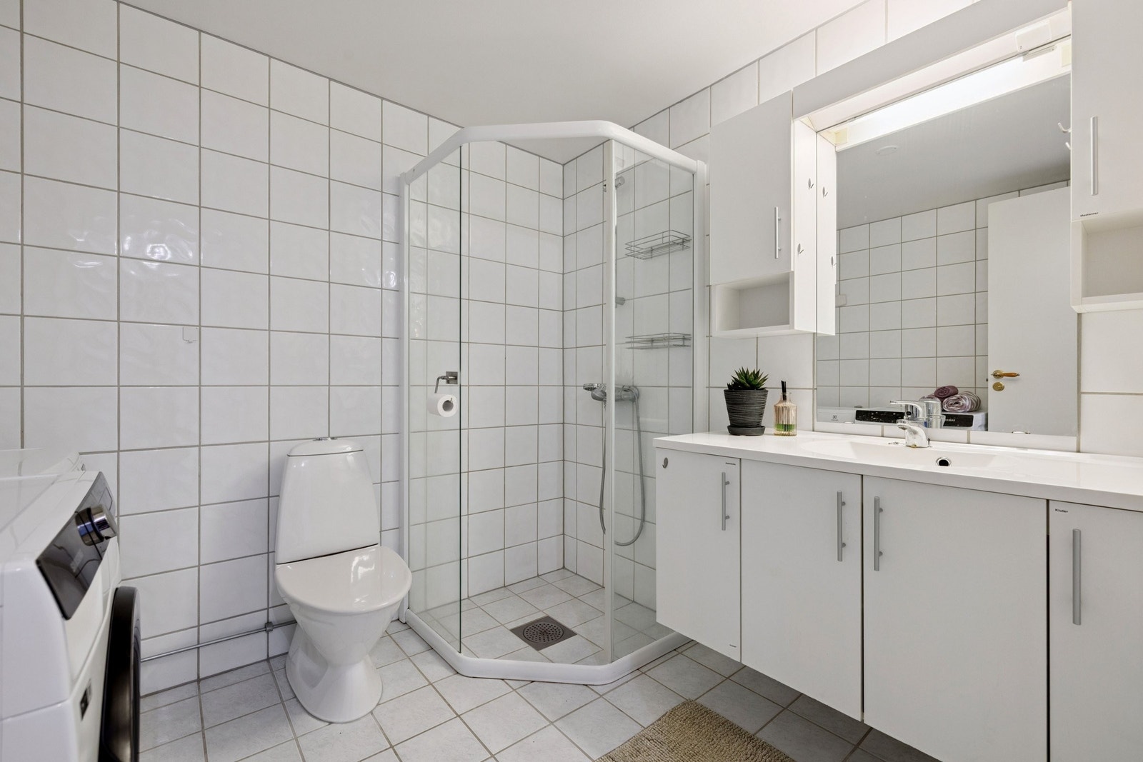 Lyst bad med god standard, plass til vaskemaskin og tørketrommel. Galleribilde