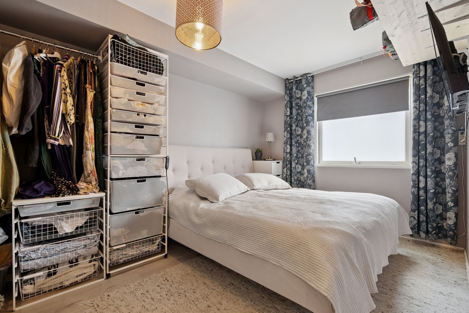 Hovedsoverommet er romslig, lyst og fint med god oppbevaringsplass Galleribilde