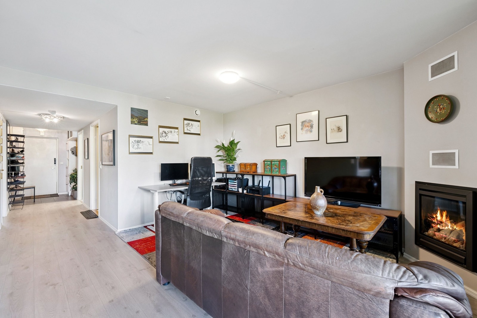 Stuen har gasspeis for kalde dager Galleribilde