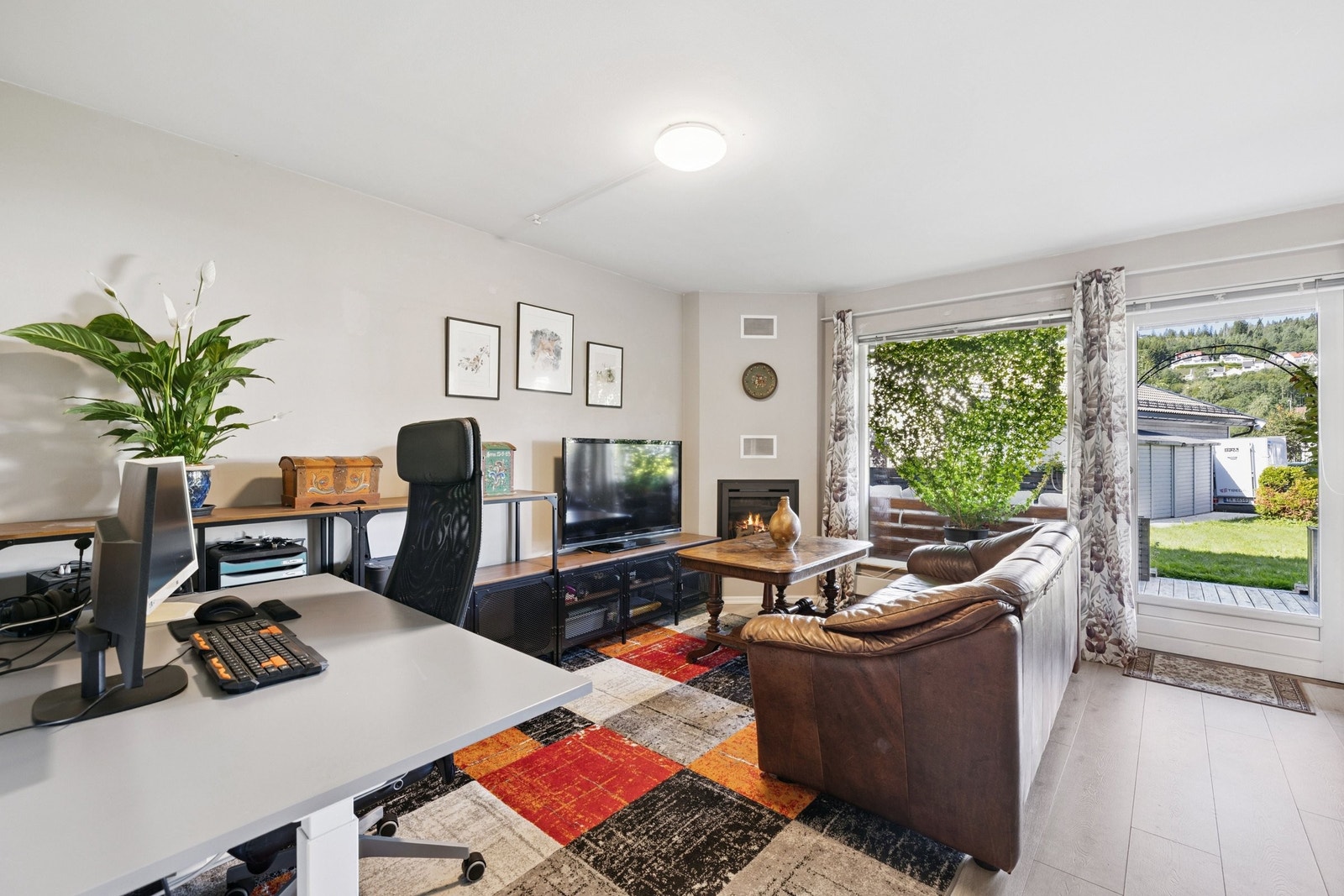 Romslig og lys stue med utgang til terrasse og grøntområde Galleribilde