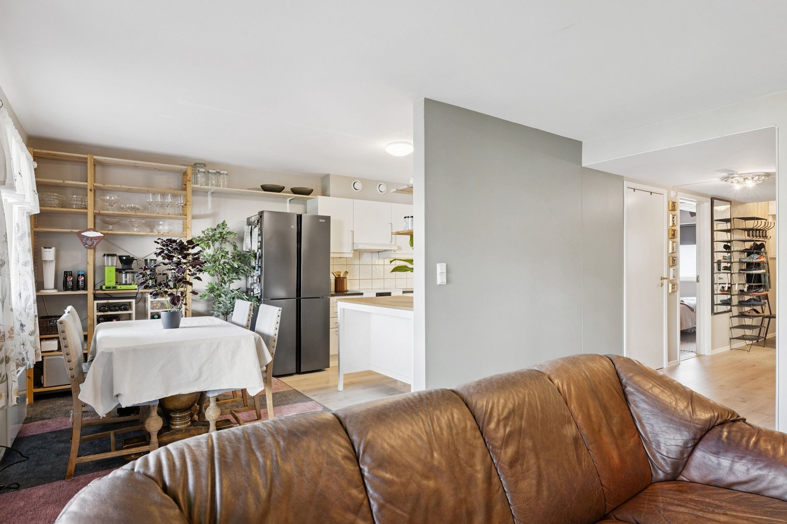 Spisestue med glidende overgang til åpent kjøkken Galleribilde