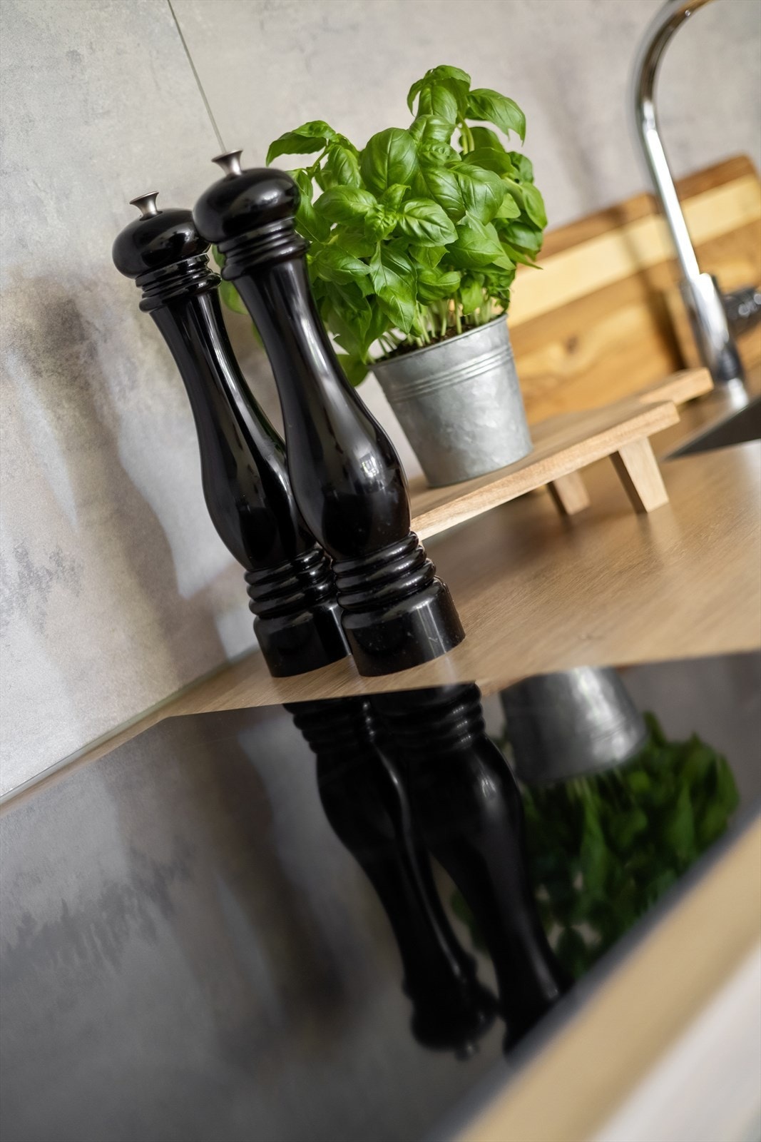 Kjøkkenet er utstyrt med keramisk platetopp og integrerte hvitevarer fra Electrolux/Logik. Galleribilde