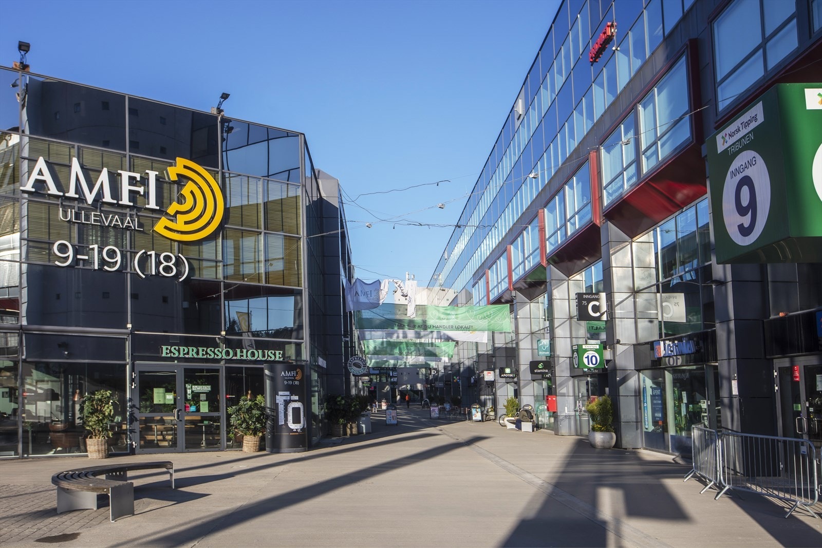 Kjøpesenteret Amfi Ullevål kun fem minutters gange unna. Her finner du blant annet Fredrik & Louisa, Baker Hansen, apotek, post i butikk, Vinmonopol, , SATS treningssenter, Thon Hotel, sportsbutikker samt flere restauranter og spisesteder. Galleribilde