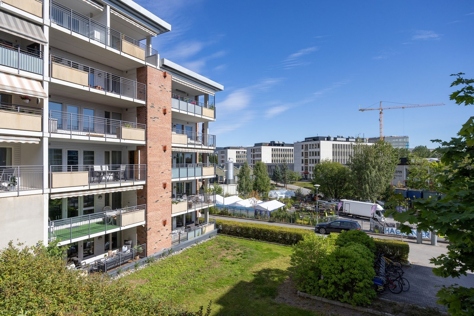 Boligblokken ble oppført i 2005 og fremstår med en velholdt fasade. Galleribilde