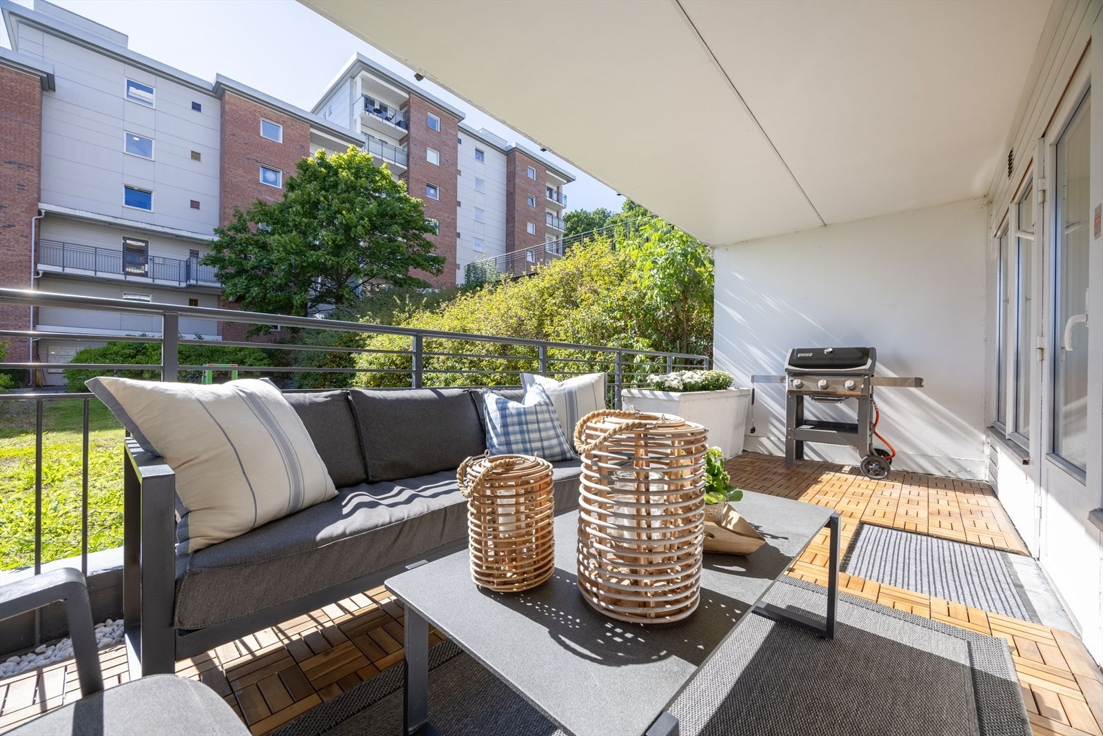 Fra stuen er det utgang til en solrik sørvestvendt terrasse på ca. 14,5 kvm. Galleribilde