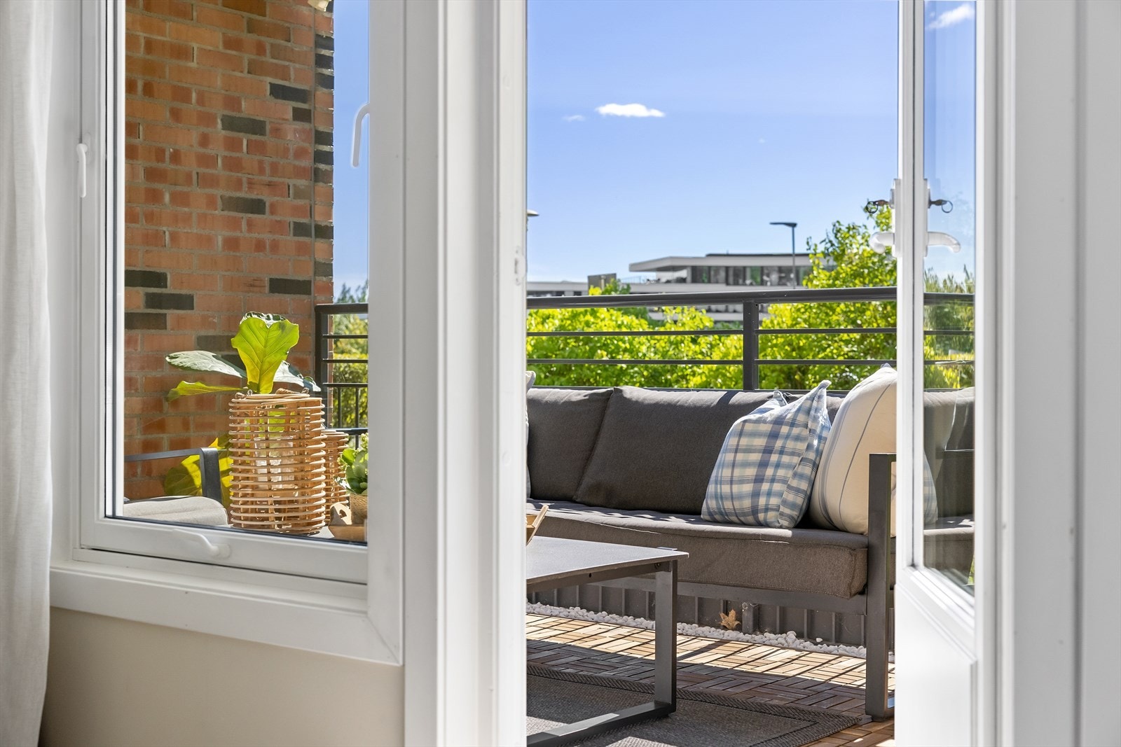 Leiligheten har vinduer med 2-lags isolerglass og trekarmer fra 2004, som gir godt lysinnslipp. Galleribilde