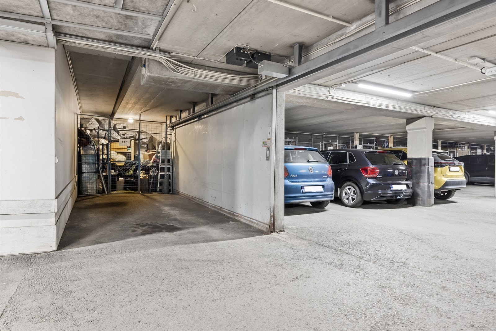 Boligen disponerer garasjeplass med eget avlukke med bod på 5 kvm i felles garasje. Rikelig med gjesteplasser i sameiet Galleribilde