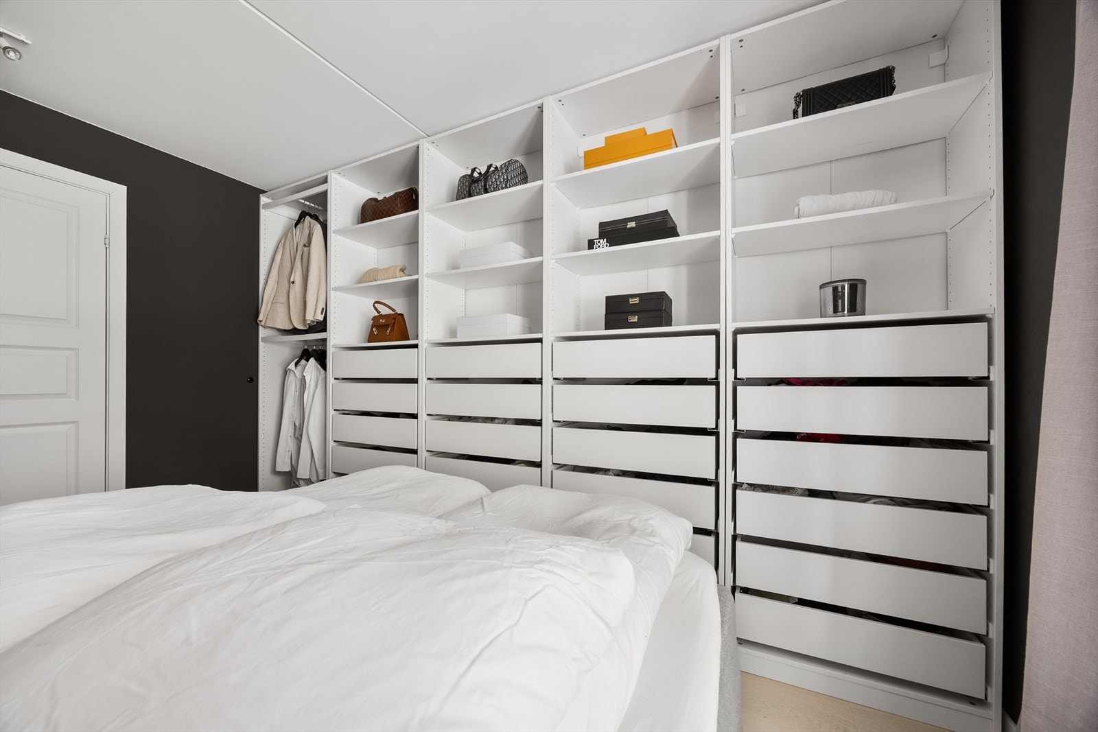 Innredningen er PAX fra Ikea, og kan enkelt tilpasses neste eiers behov Galleribilde