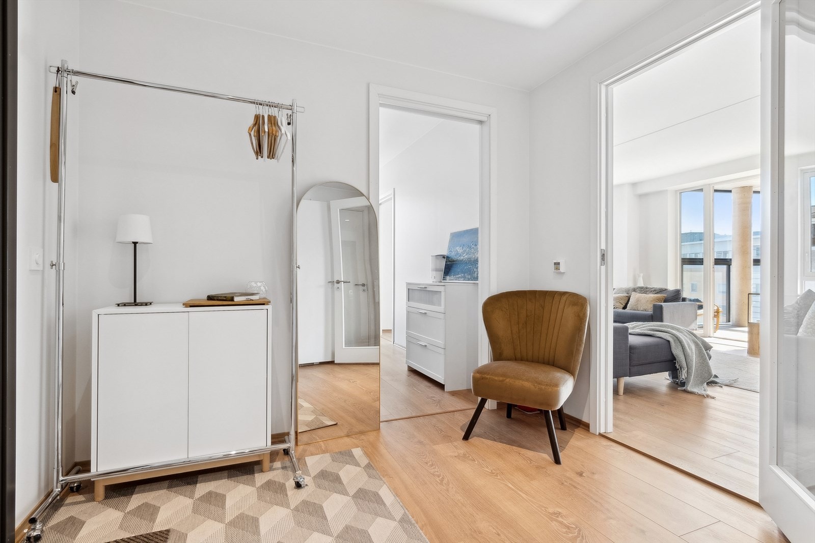 Fra entré/gang får du adkomst til bad, boligens første soverom og videre inn til stuen. Galleribilde