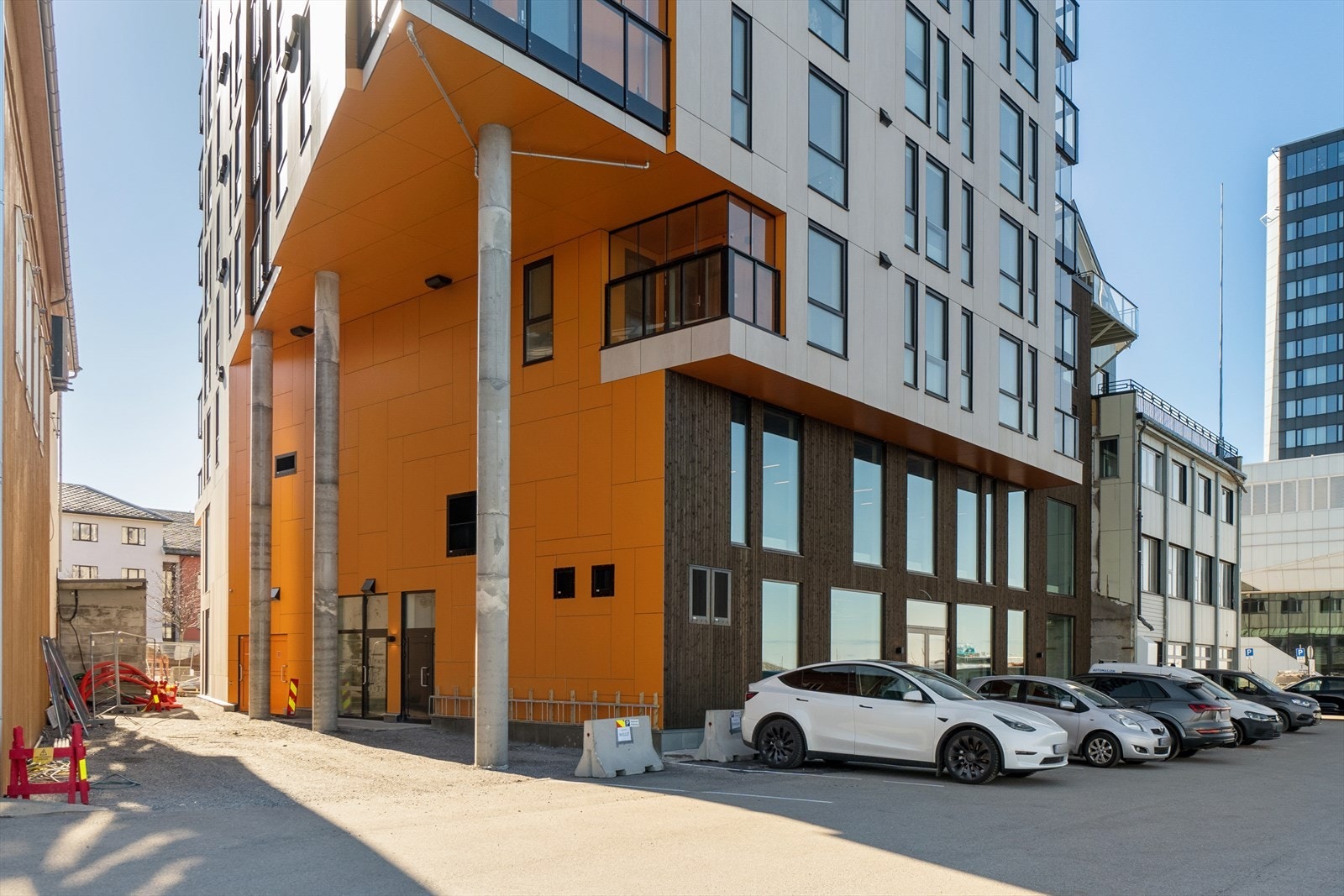 Leiligheten har en unik parkeringsavtale rett utenfor bygget. Galleribilde