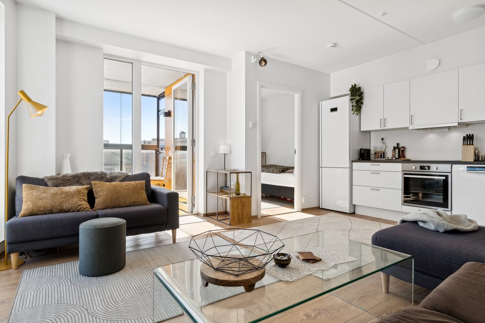 Store vindusflater gir meget godt lysinnslipp til hele rommet, samt kjøkkenet. Galleribilde