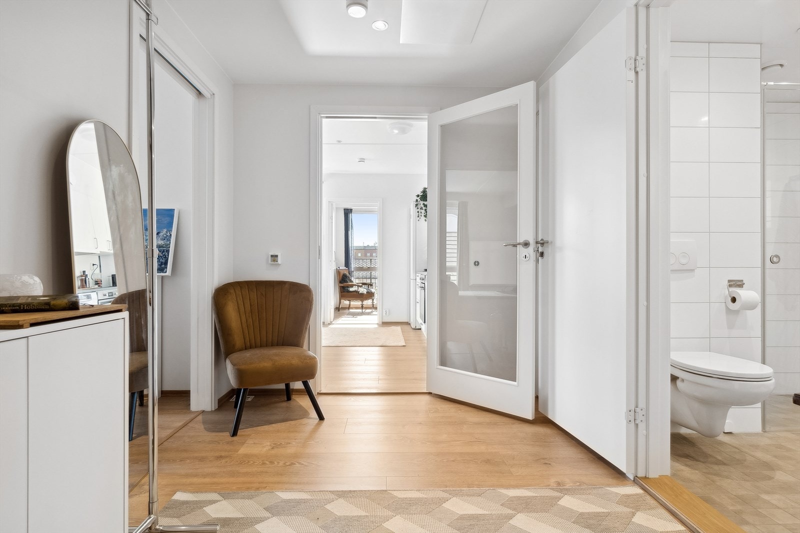 Du ønskes velkommen opp i byggets 5. etasje og inn entréen hvor det er plass til oppbevaring av skotøy og bekledning. Galleribilde