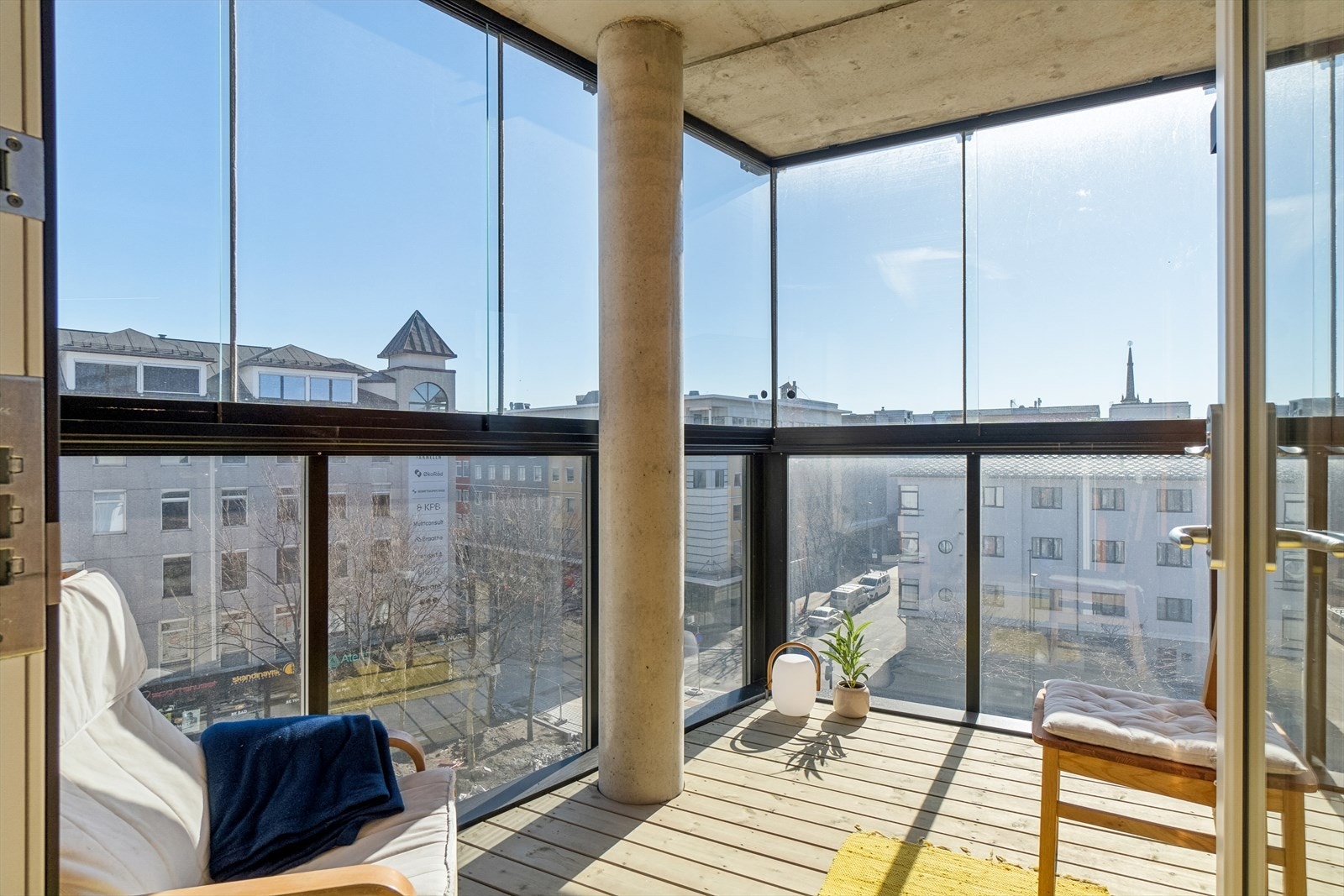 Fra stue har du direkte adkomst til en fantastisk, innglasset balkong. Galleribilde