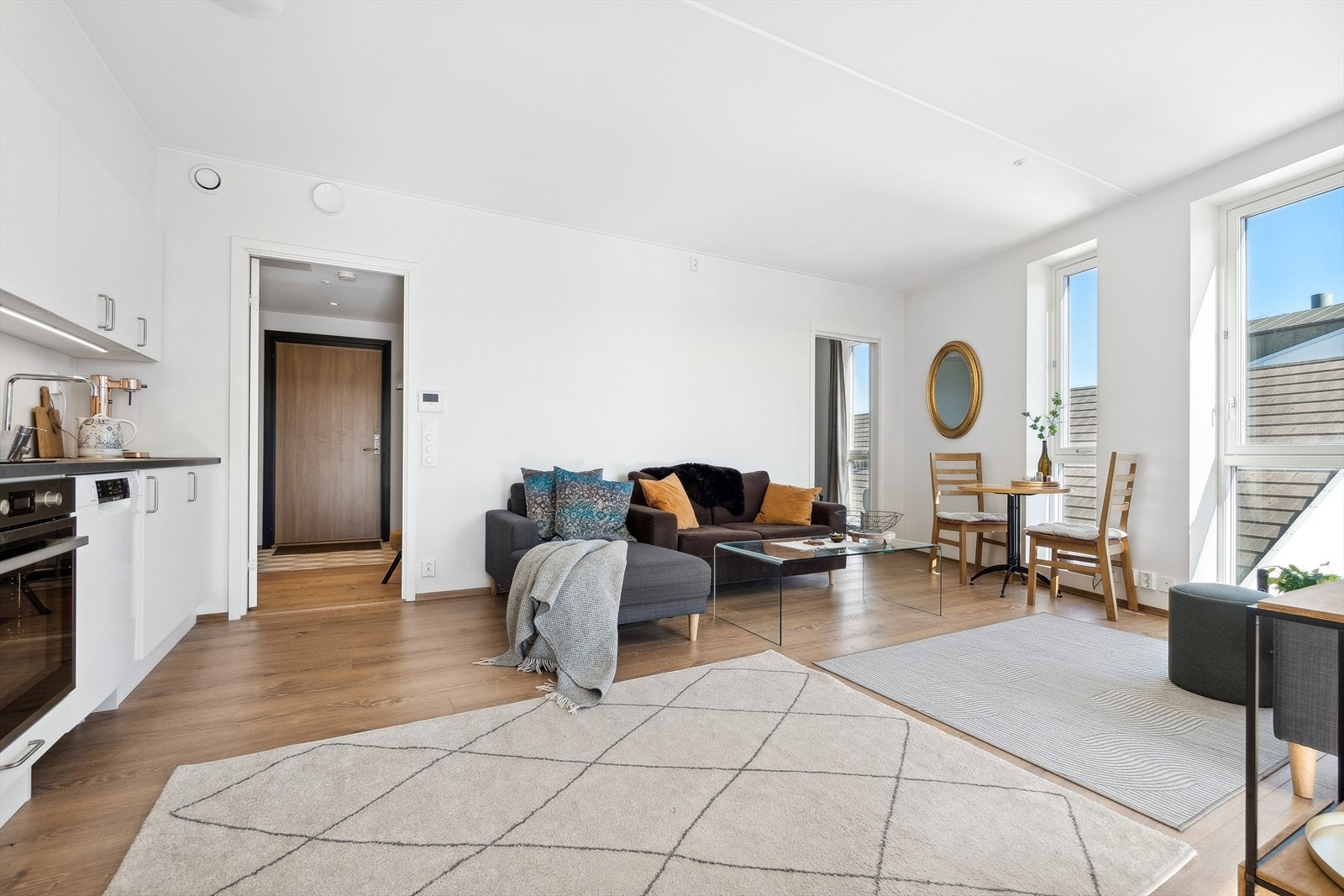 Gjennom gangpartiet har du videre adkomst til stue/spisestue, kjøkken og innglasset balkong. Galleribilde