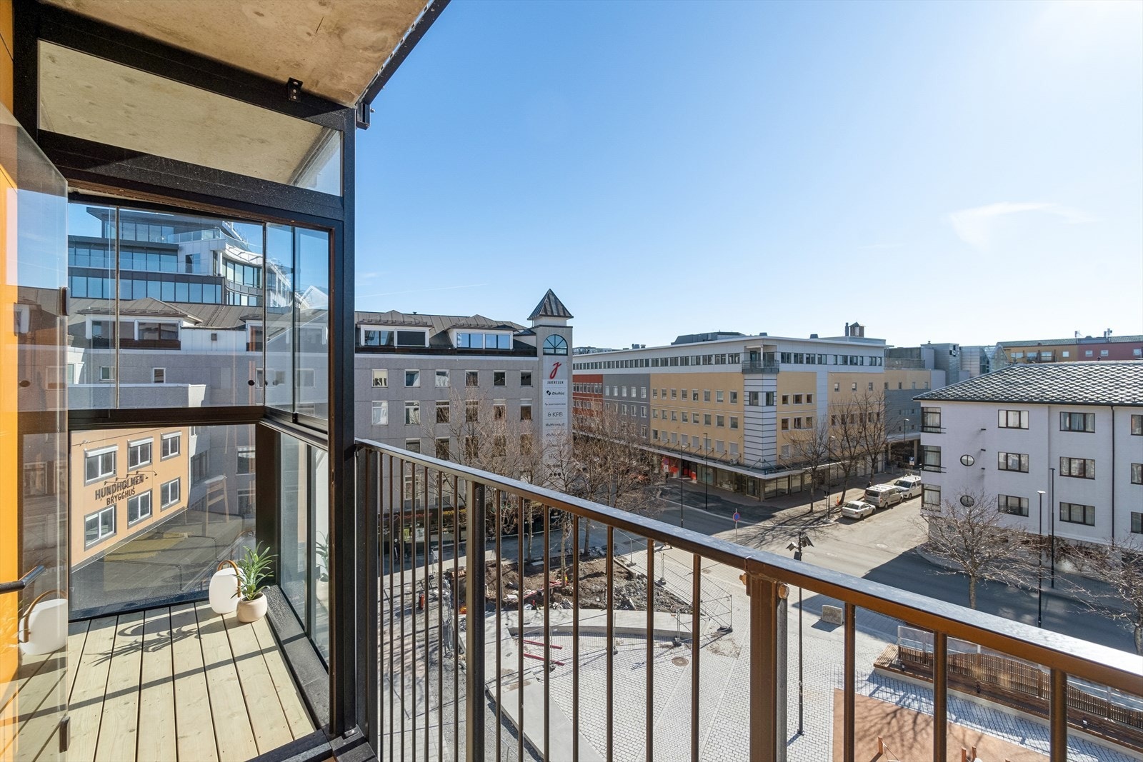 Videre ut har du også mulighet til å nyte sommerværet i Bodø når det tillater seg, uten glass i veien. Du kan altså ta inn været Bodø byr på stort sett hele året. Galleribilde