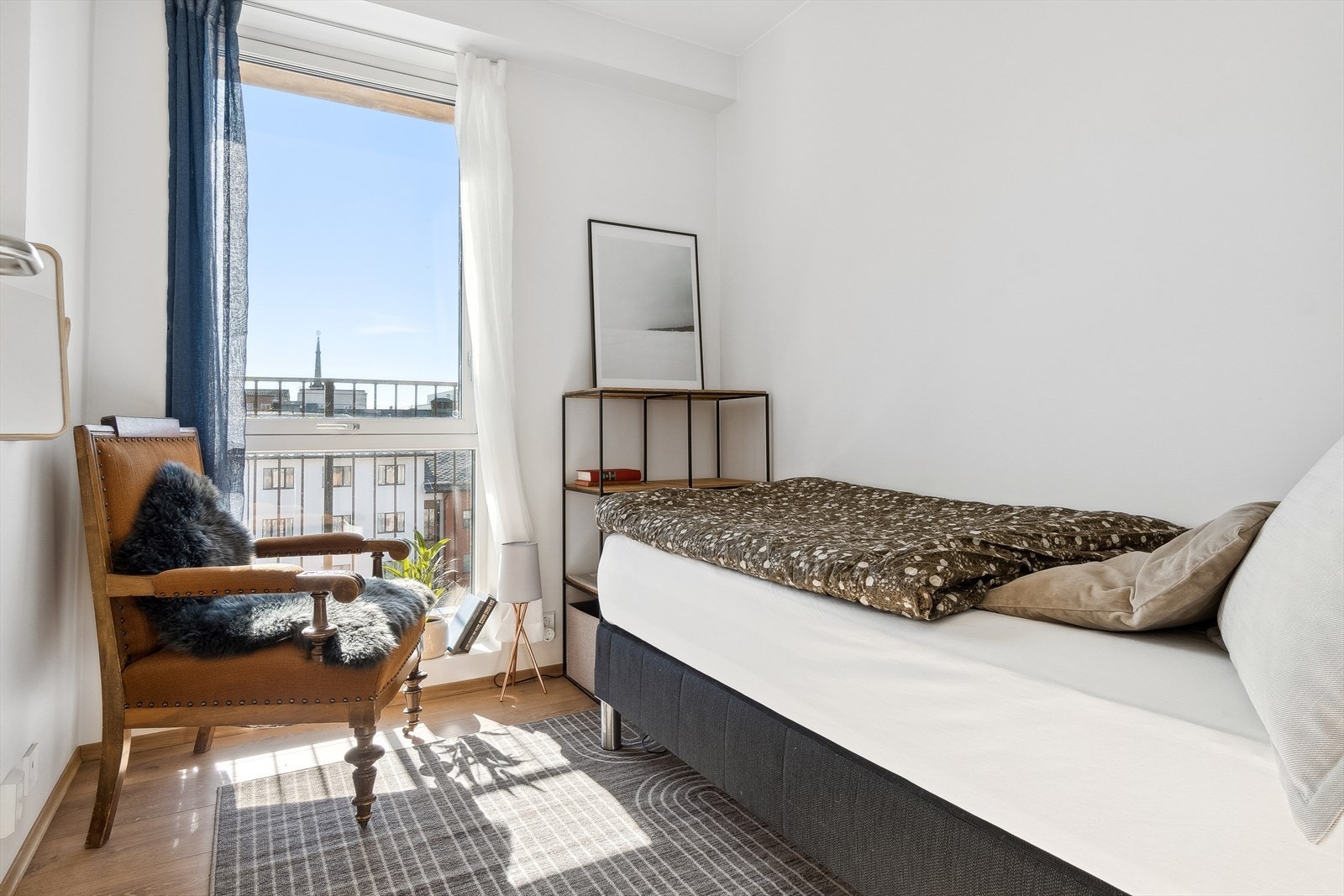 Det andre soverommet med adkomst fra stuen er mindre, men har også plass til en enkelseng og møblement. Her kunne man evt. også brukt rommet som kontor. Galleribilde