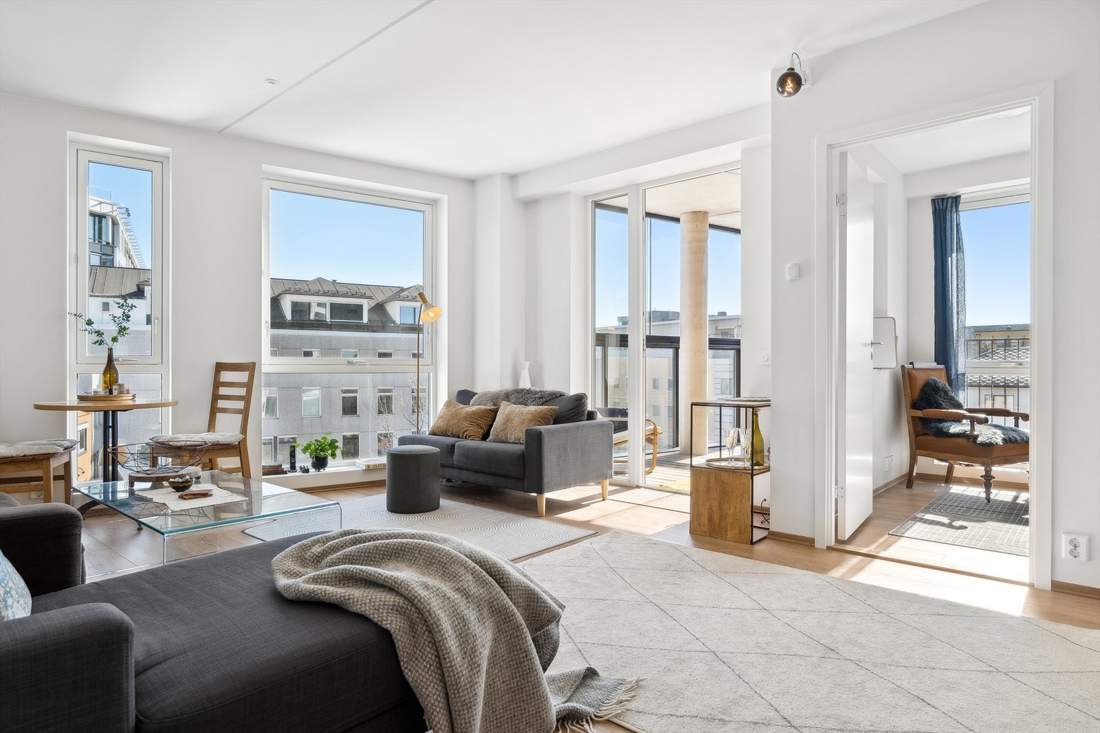 Christian Jørgensen v/ DNB Eiendom ønsker deg hjertelig velkommen til Tollbugata 11B, leilighet 504! Leiligheten har en unik parkeringsavtale rett utenfor bygget. Galleribilde