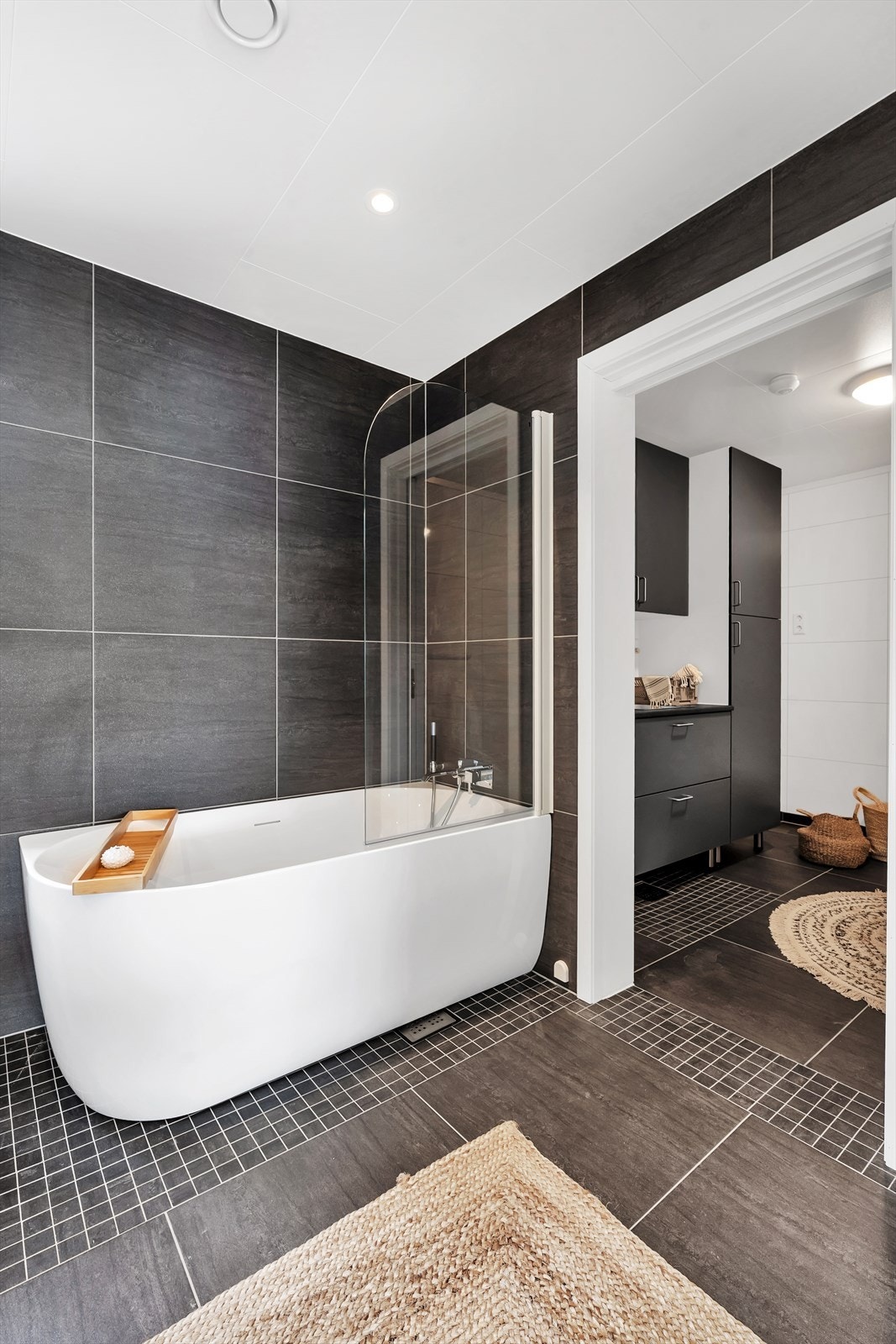 Adkomst til vaskerommet direkte fra badet. Galleribilde