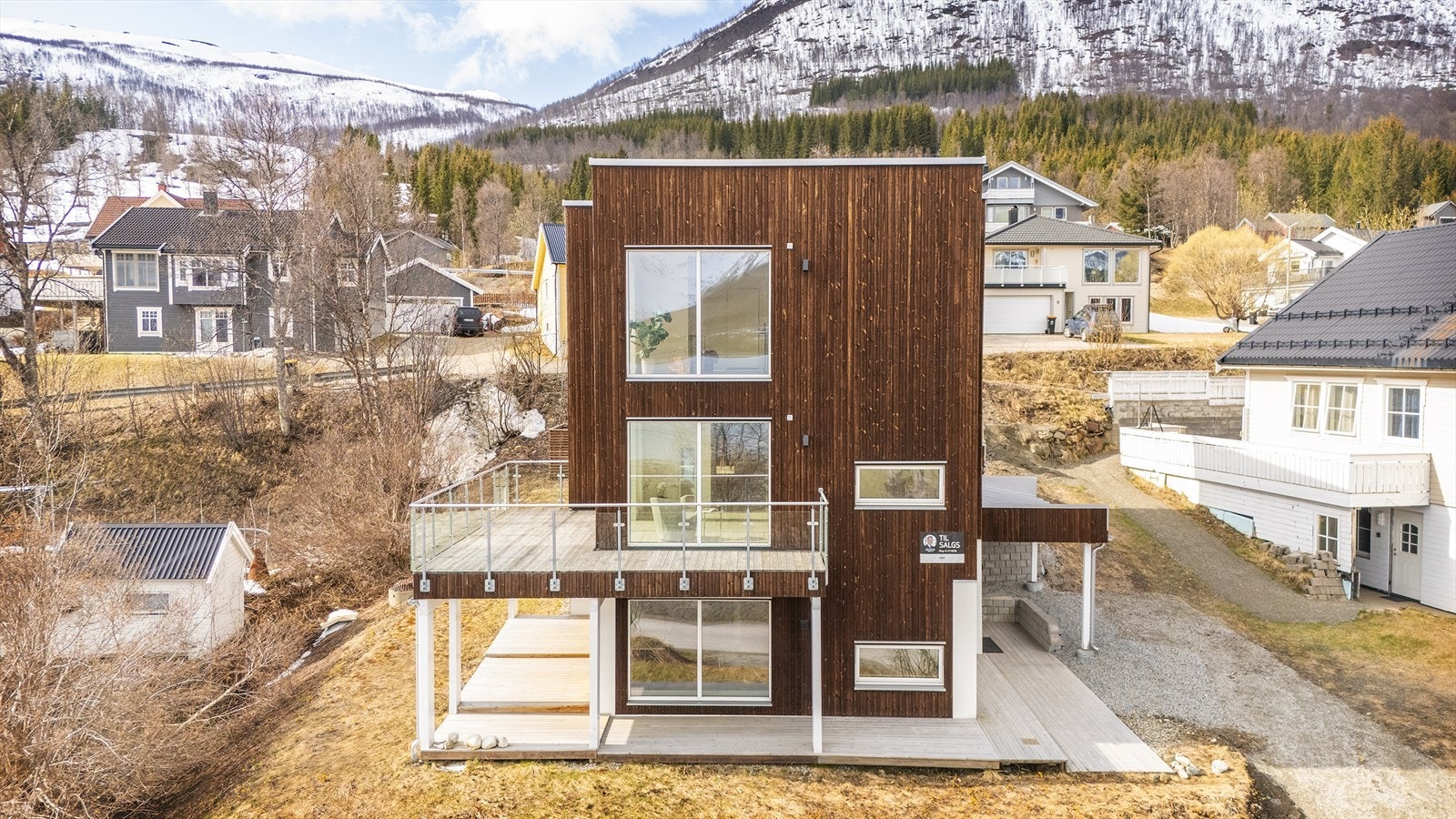 Boligen har i alt to boenheter, hvor underetasjen nylig er solgt, og man kan nå kjøpe de 2 øverste etasjene. Galleribilde