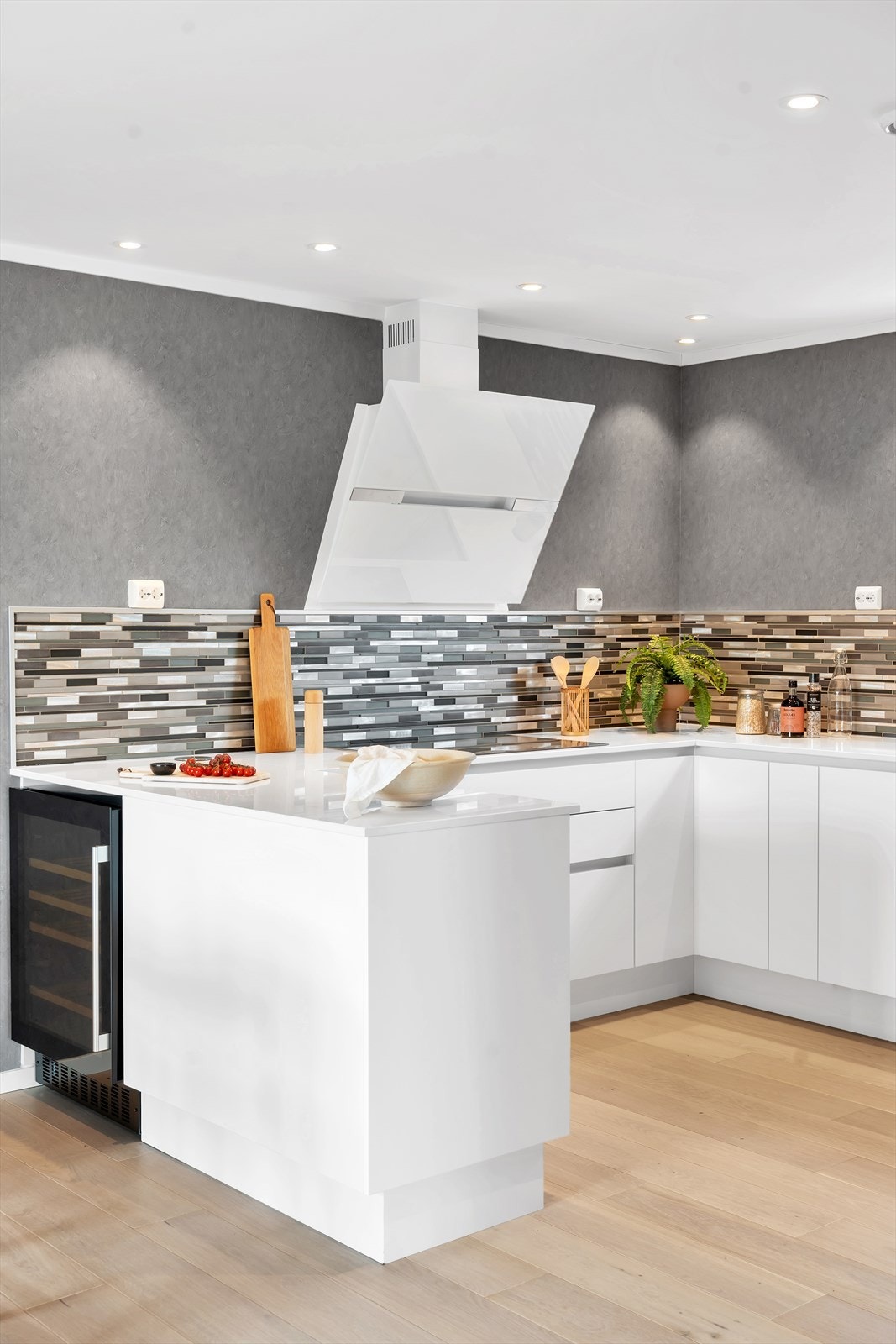 Kjøkkenet er både praktisk og pent - i flotte farger, med rikelig benkeplass og tilknyttet kjøkkenøy. Galleribilde