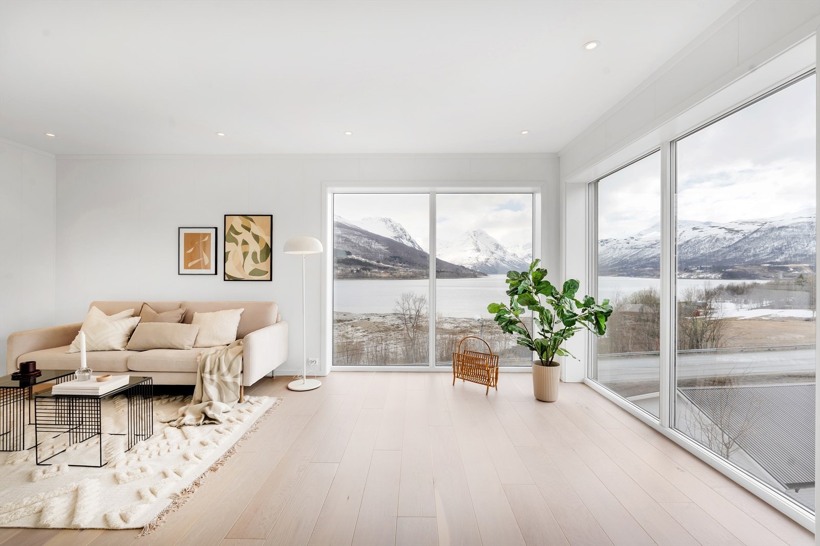 Stuen i andre etasje byr også på flott utsikt, god takhøyde og rikelig lysinnslipp. Galleribilde