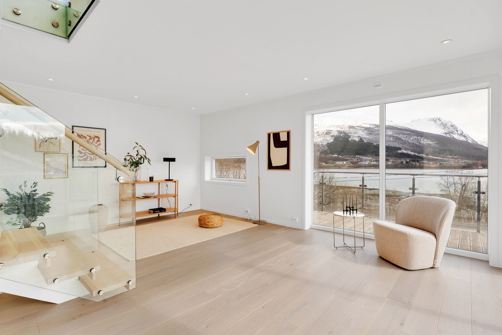 Boligen innehar en stue på hvert plan, med vannbåren gulvvarme i alle rom som sikrer høy bokvalitet. Galleribilde