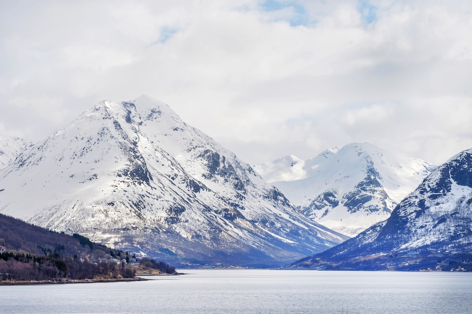 Flott sjø- og fjellutsikt fra stuevinduet/terrassen. Galleribilde