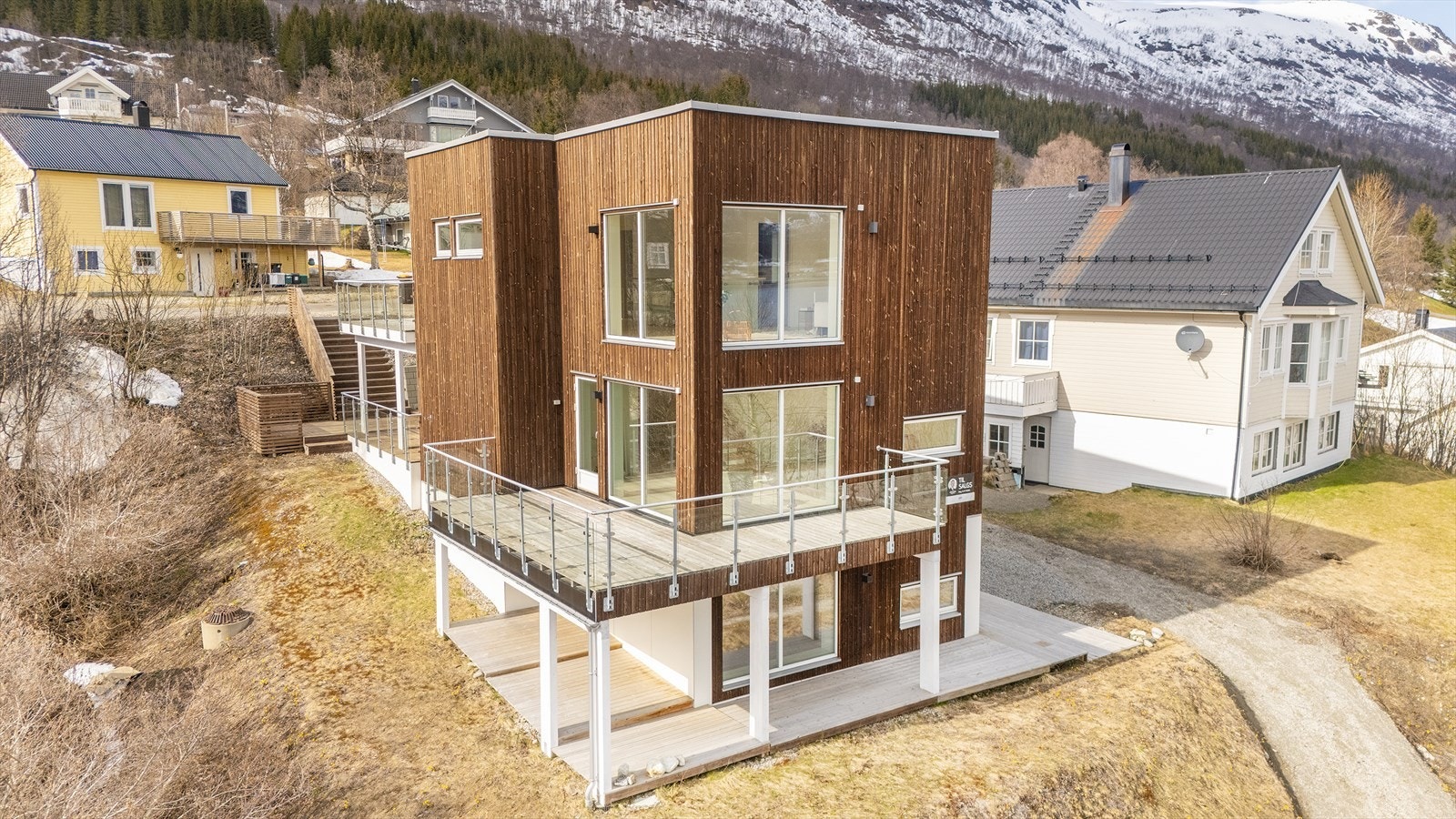 Velkommen til Svingbakken 3 - En strøken bolig over to plan fra 2020, med svært høy standard og god bokvalitet! Galleribilde