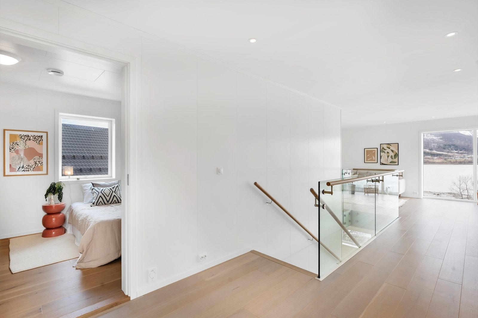 Flott tretrapp med rekkverk av glass tar deg mellom etasjene. Galleribilde