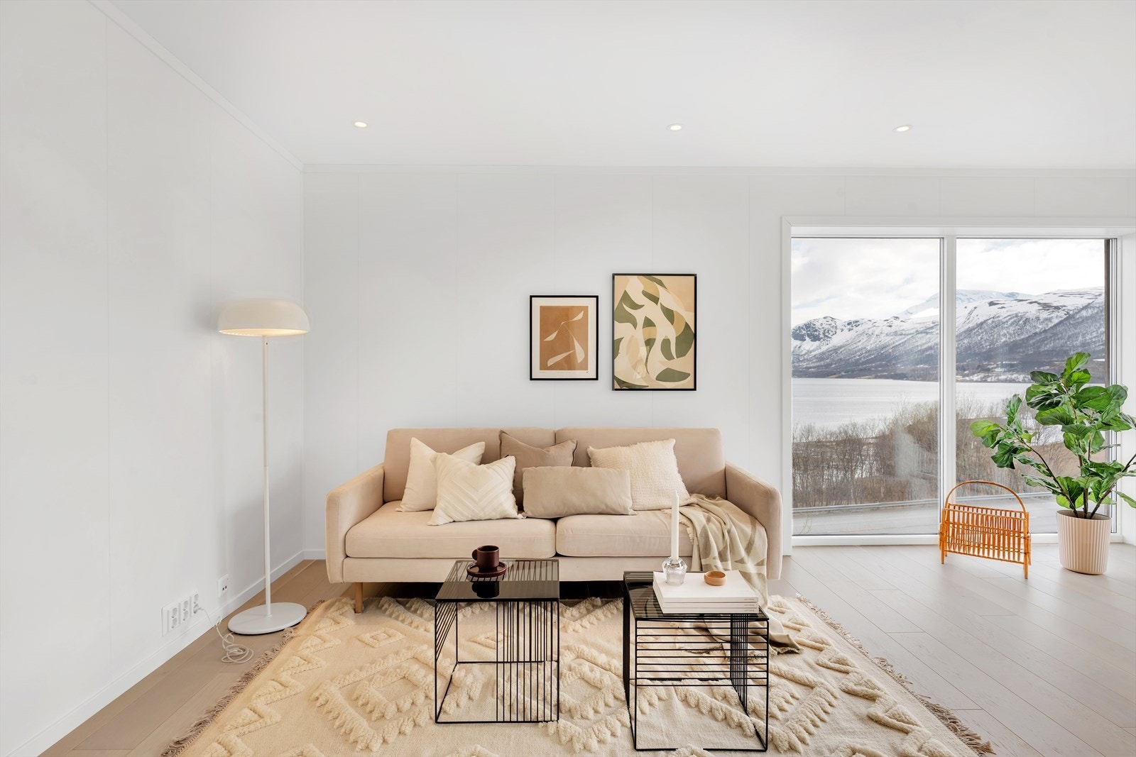 2. etasje fungerer utmerket som TV-stue, hvor man slappe av med en god film. Galleribilde