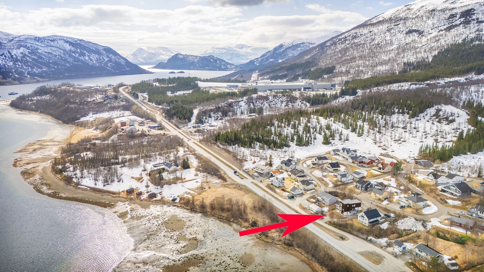 Med beliggenhet i Ramfjordbotn har man nærhet til både sjø og skog, med Tromsø kun en kort kjøretur unna. Galleribilde