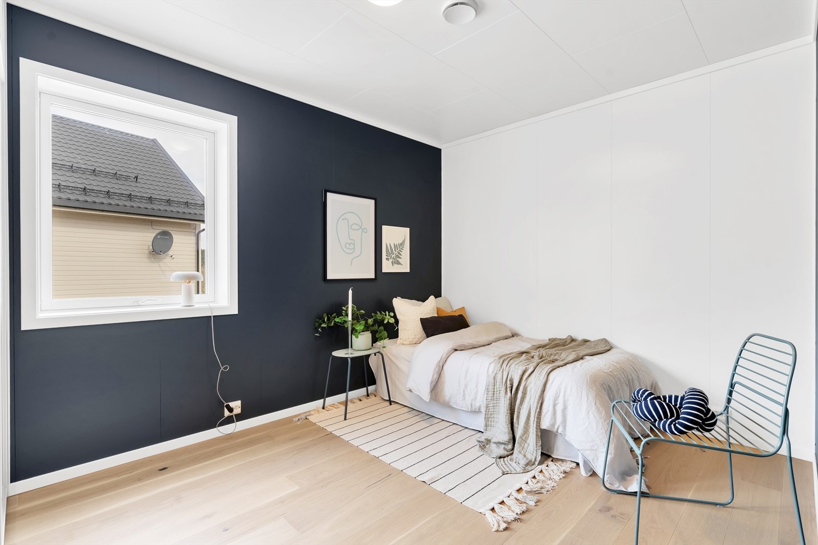 Soverom 1 - av god størrelse - med plass til stor seng og ønsket møblement. Galleribilde