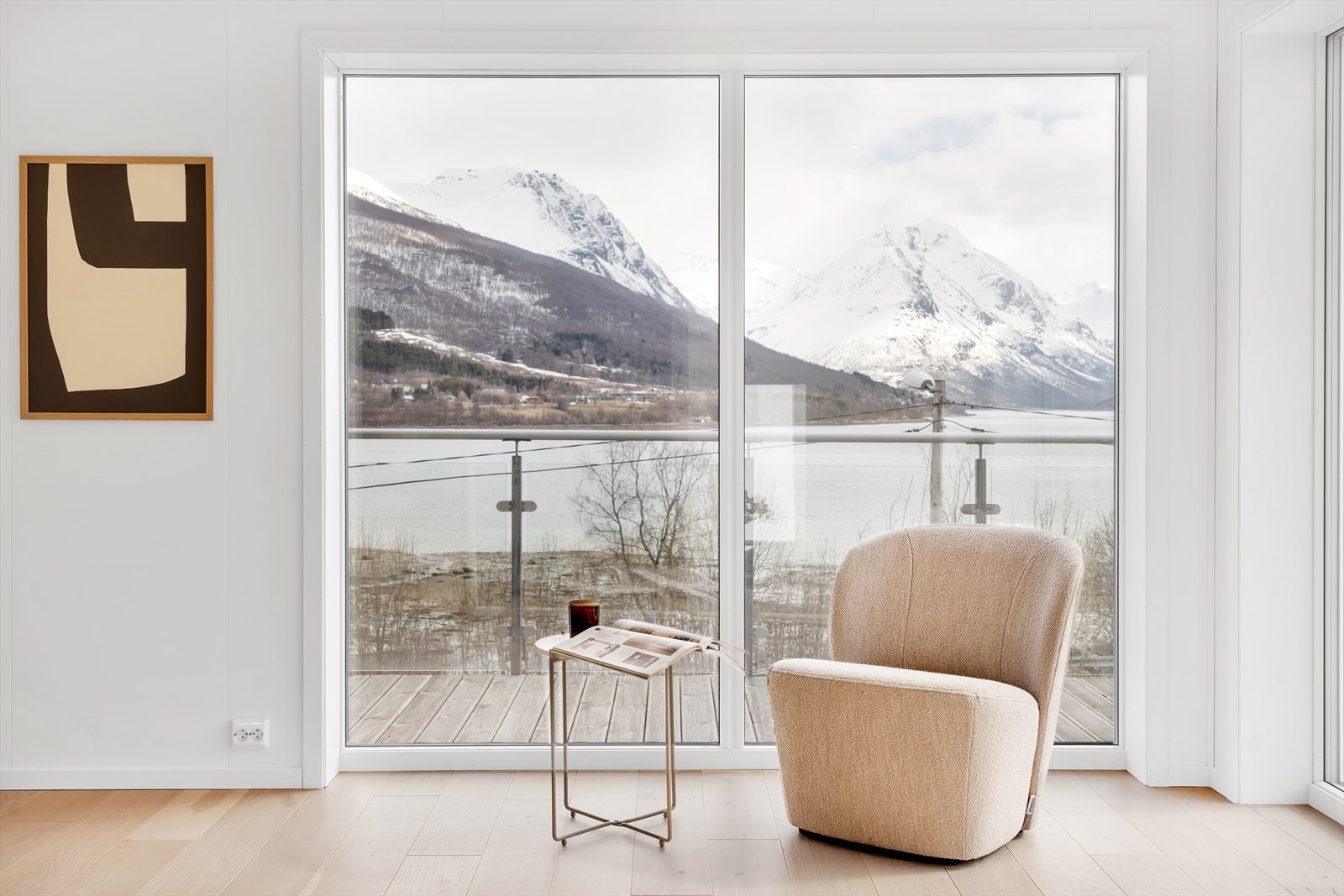 Her kan man slå seg ned i godstolen og nyte utsikten. Galleribilde