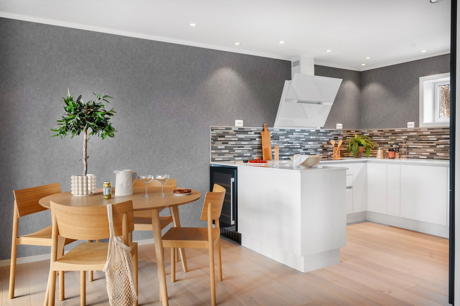 Spisegruppen har sin naturlige plass i tilknytning til kjøkkenet. Galleribilde